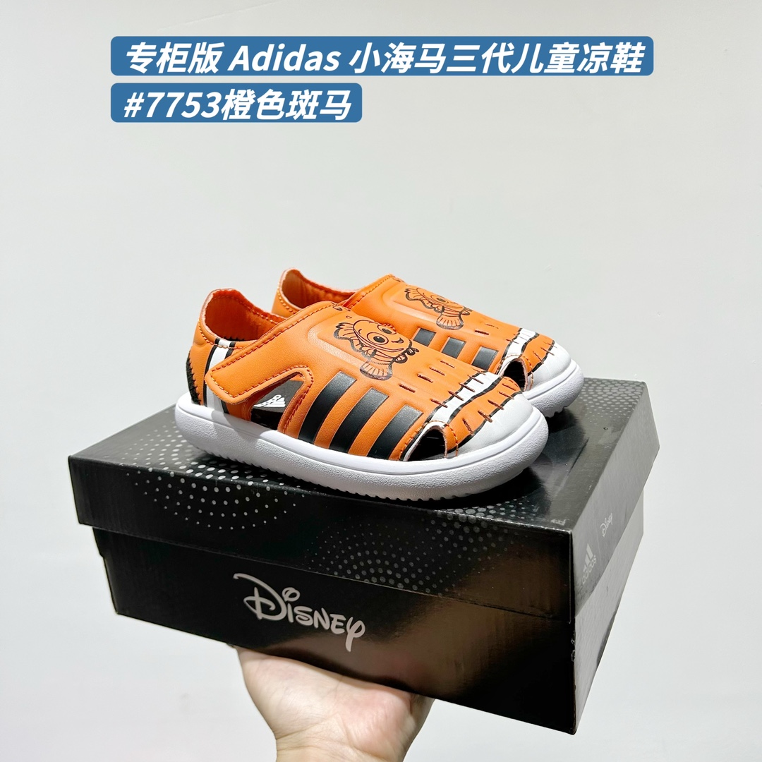 图片[4]-🚦配色合集🔻 🔗专柜版Adidas小海马三代儿童凉鞋 🦶尺码：22-35码 👟 Adidas小海马三代童鞋，踩出快乐的步伐👣设计超级萌萌哒🎈，色彩斑斓，就像彩虹🌈在脚边跳舞。 🌟经典Adidas logo，品质保证👍，每一双都是匠心之作。柔软的内里💖，贴合宝宝的小脚，行走间如行云流水🍃，让宝宝尽享夏日清凉。 🛠️耐磨橡胶外底耐用防滑，无论是沙滩玩耍🏖️还是日常出行，都能给宝贝最安心的保护。而且，清洗起来也超方便💦，妈妈们再也不用担心弄脏鞋子啦！-选品中心
