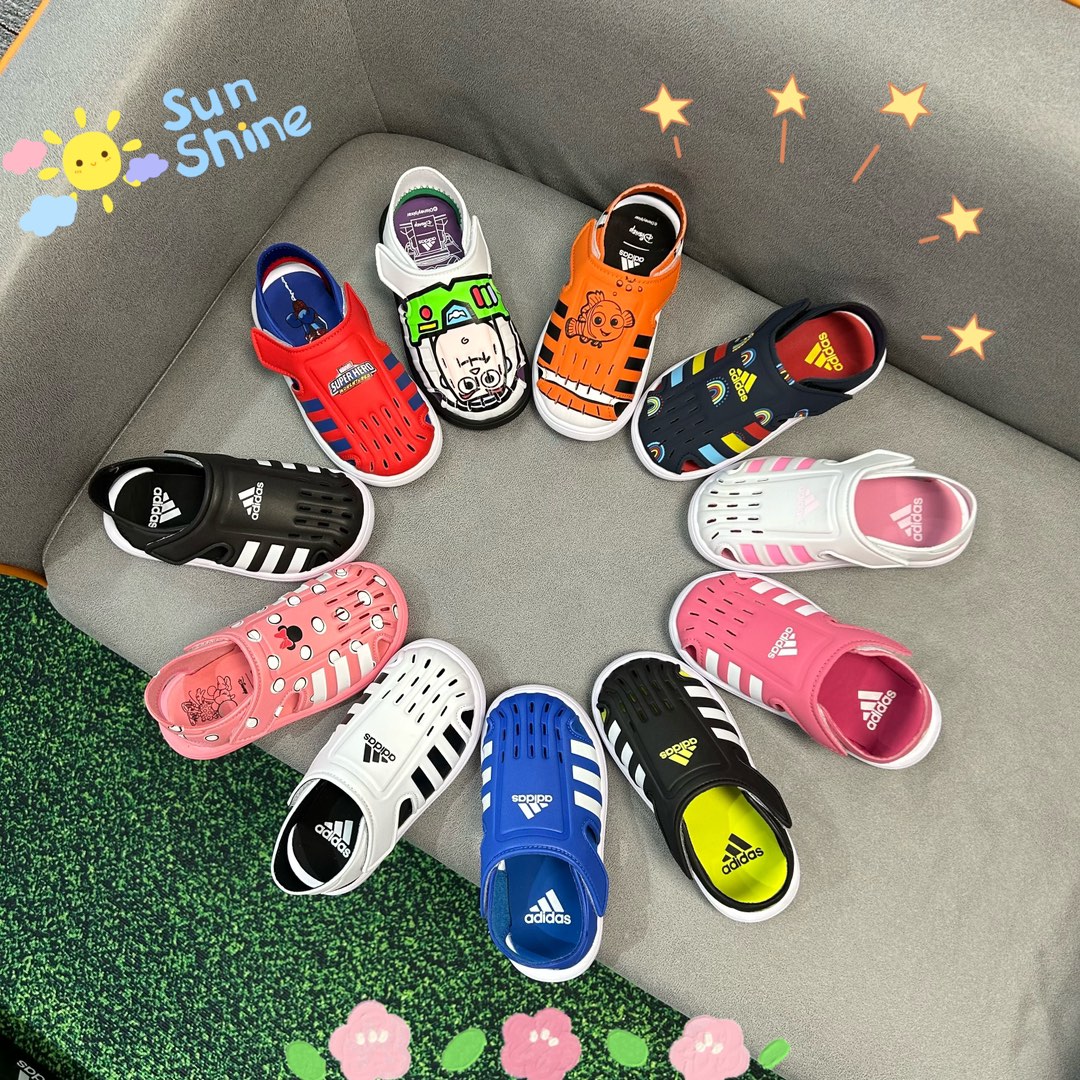 图片[9]-🚦配色合集🔻 🔗专柜版Adidas小海马三代儿童凉鞋 🦶尺码：22-35码 👟 Adidas小海马三代童鞋，踩出快乐的步伐👣设计超级萌萌哒🎈，色彩斑斓，就像彩虹🌈在脚边跳舞。 🌟经典Adidas logo，品质保证👍，每一双都是匠心之作。柔软的内里💖，贴合宝宝的小脚，行走间如行云流水🍃，让宝宝尽享夏日清凉。 🛠️耐磨橡胶外底耐用防滑，无论是沙滩玩耍🏖️还是日常出行，都能给宝贝最安心的保护。而且，清洗起来也超方便💦，妈妈们再也不用担心弄脏鞋子啦！-选品中心