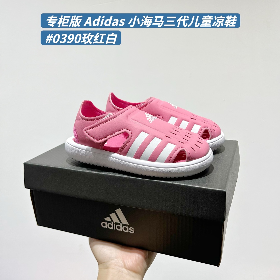 图片[2]-🚦配色合集🔻 🔗专柜版Adidas小海马三代儿童凉鞋 🦶尺码：22-35码 👟 Adidas小海马三代童鞋，踩出快乐的步伐👣设计超级萌萌哒🎈，色彩斑斓，就像彩虹🌈在脚边跳舞。 🌟经典Adidas logo，品质保证👍，每一双都是匠心之作。柔软的内里💖，贴合宝宝的小脚，行走间如行云流水🍃，让宝宝尽享夏日清凉。 🛠️耐磨橡胶外底耐用防滑，无论是沙滩玩耍🏖️还是日常出行，都能给宝贝最安心的保护。而且，清洗起来也超方便💦，妈妈们再也不用担心弄脏鞋子啦！-选品中心