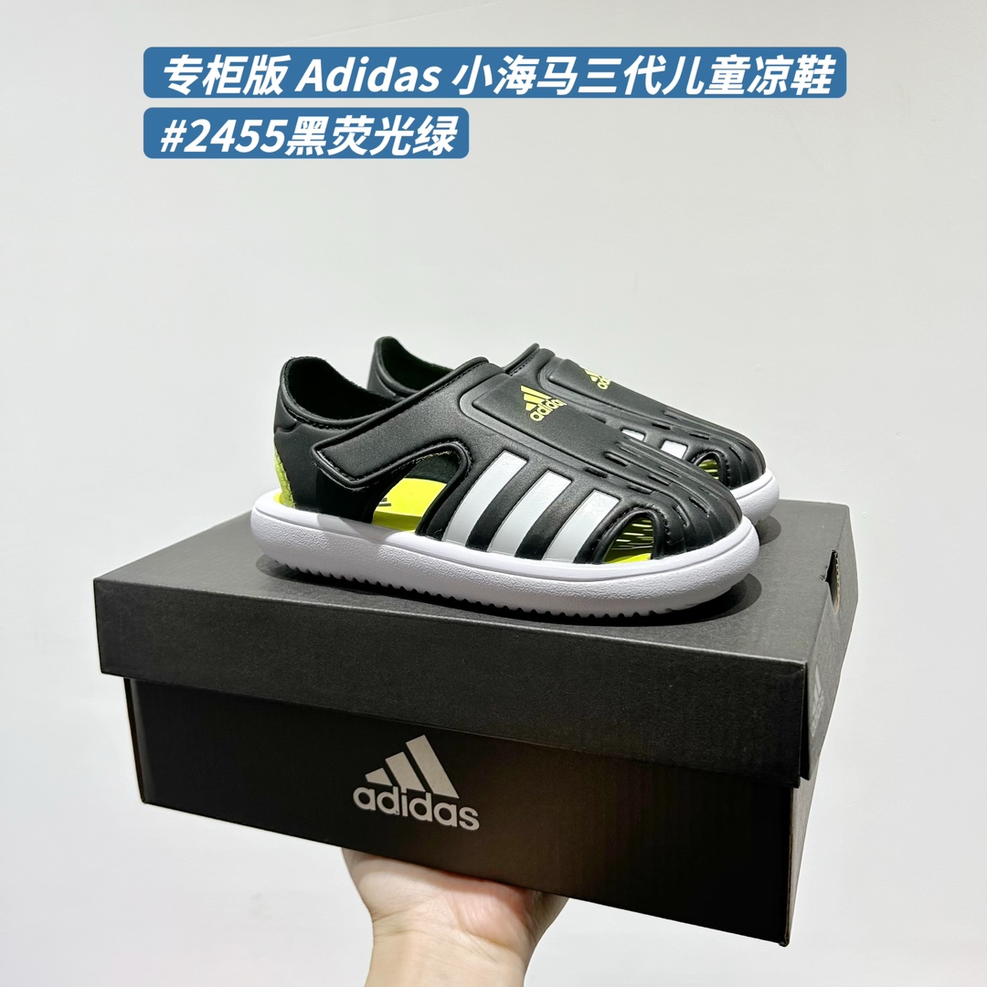 图片[3]-🚦配色合集🔻 🔗专柜版Adidas小海马三代儿童凉鞋 🦶尺码：22-35码 👟 Adidas小海马三代童鞋，踩出快乐的步伐👣设计超级萌萌哒🎈，色彩斑斓，就像彩虹🌈在脚边跳舞。 🌟经典Adidas logo，品质保证👍，每一双都是匠心之作。柔软的内里💖，贴合宝宝的小脚，行走间如行云流水🍃，让宝宝尽享夏日清凉。 🛠️耐磨橡胶外底耐用防滑，无论是沙滩玩耍🏖️还是日常出行，都能给宝贝最安心的保护。而且，清洗起来也超方便💦，妈妈们再也不用担心弄脏鞋子啦！-选品中心