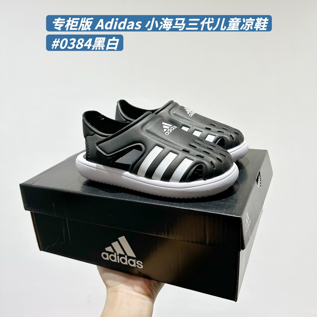 🚦配色合集🔻 🔗专柜版Adidas小海马三代儿童凉鞋 🦶尺码：22-35码 👟 Adidas小海马三代童鞋，踩出快乐的步伐👣设计超级萌萌哒🎈，色彩斑斓，就像彩虹🌈在脚边跳舞。 🌟经典Adidas logo，品质保证👍，每一双都是匠心之作。柔软的内里💖，贴合宝宝的小脚，行走间如行云流水🍃，让宝宝尽享夏日清凉。 🛠️耐磨橡胶外底耐用防滑，无论是沙滩玩耍🏖️还是日常出行，都能给宝贝最安心的保护。而且，清洗起来也超方便💦，妈妈们再也不用担心弄脏鞋子啦！-选品中心
