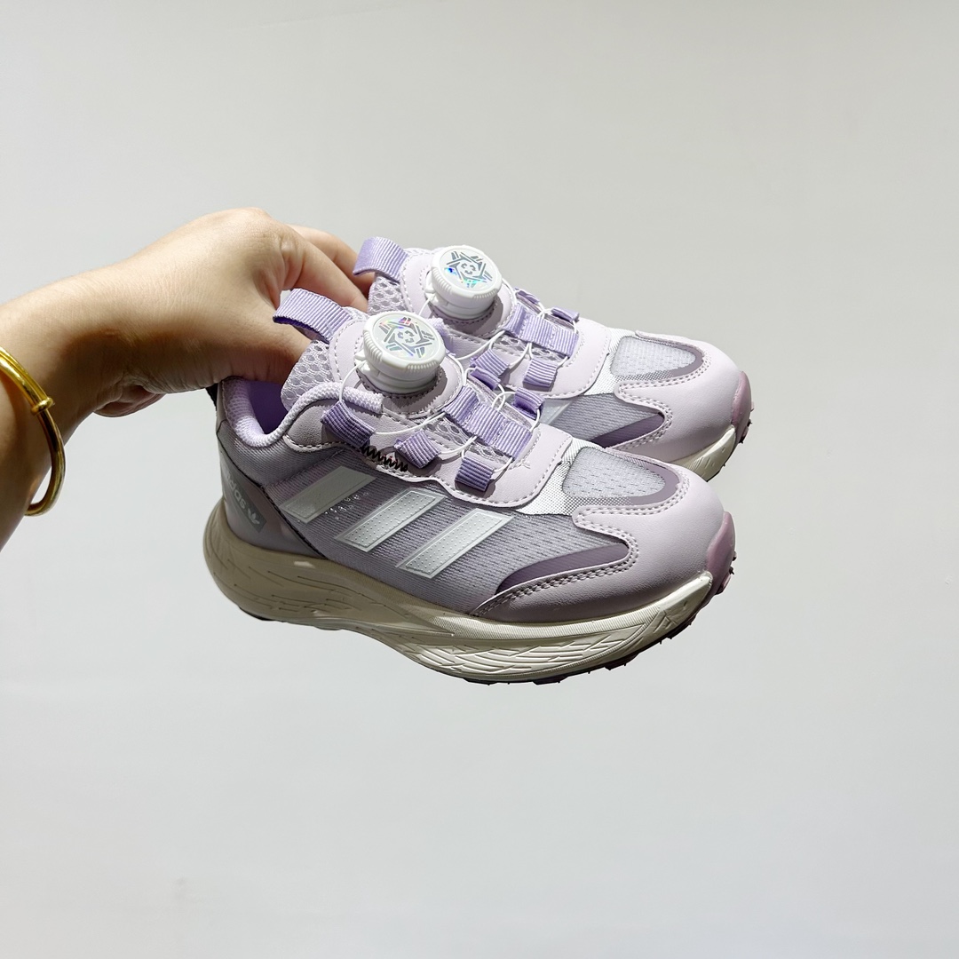 🔗 阿迪旋转钮扣单网儿童运动鞋 尺码：26-37码 经典三条纹锁扣❤️ 老爹款式设计，百搭又时髦🆒 优质面料拼接，质感满满💯 耐磨防滑轮胎底，脚感超赞👍🏻 旋转扣设计，方便小朋友穿脱，鞋身超多透气孔包裹性舒适度拉满！中底设计不光提高整体颜值，还让脚感更软弹！运动一定要穿它！脚感绝了！-选品中心