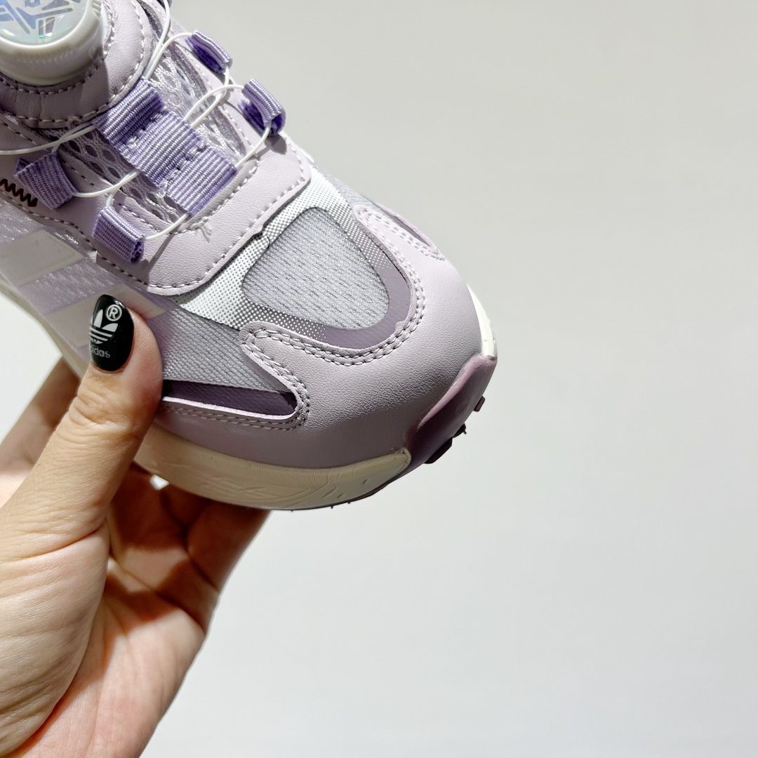 图片[5]-🔗 阿迪旋转钮扣单网儿童运动鞋 尺码：26-37码 经典三条纹锁扣❤️ 老爹款式设计，百搭又时髦🆒 优质面料拼接，质感满满💯 耐磨防滑轮胎底，脚感超赞👍🏻 旋转扣设计，方便小朋友穿脱，鞋身超多透气孔包裹性舒适度拉满！中底设计不光提高整体颜值，还让脚感更软弹！运动一定要穿它！脚感绝了！-选品中心