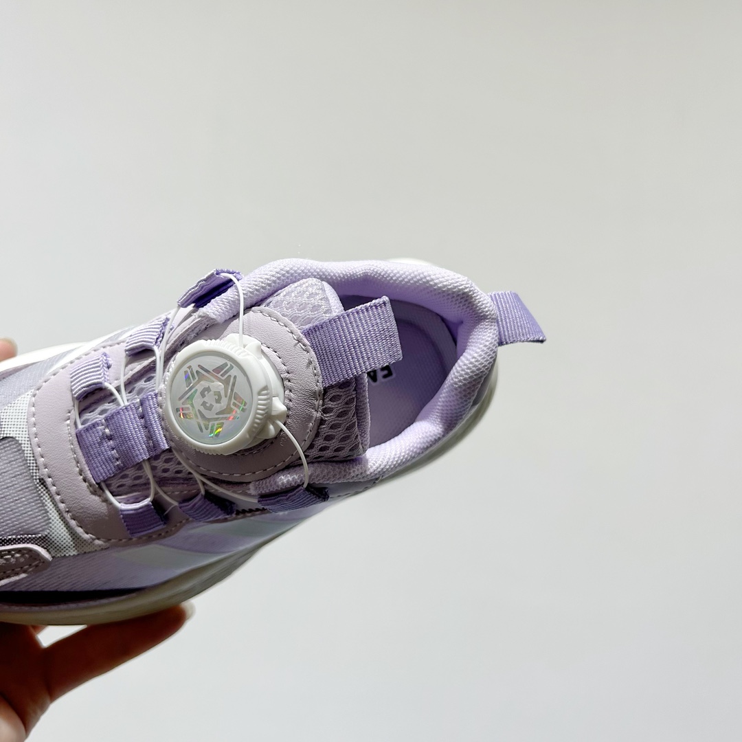 图片[7]-🔗 阿迪旋转钮扣单网儿童运动鞋 尺码：26-37码 经典三条纹锁扣❤️ 老爹款式设计，百搭又时髦🆒 优质面料拼接，质感满满💯 耐磨防滑轮胎底，脚感超赞👍🏻 旋转扣设计，方便小朋友穿脱，鞋身超多透气孔包裹性舒适度拉满！中底设计不光提高整体颜值，还让脚感更软弹！运动一定要穿它！脚感绝了！-选品中心