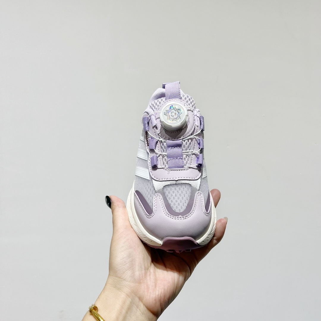 图片[3]-🔗 阿迪旋转钮扣单网儿童运动鞋 尺码：26-37码 经典三条纹锁扣❤️ 老爹款式设计，百搭又时髦🆒 优质面料拼接，质感满满💯 耐磨防滑轮胎底，脚感超赞👍🏻 旋转扣设计，方便小朋友穿脱，鞋身超多透气孔包裹性舒适度拉满！中底设计不光提高整体颜值，还让脚感更软弹！运动一定要穿它！脚感绝了！-选品中心