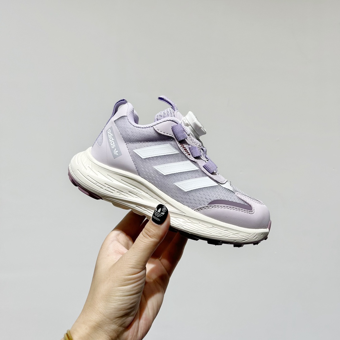 图片[2]-🔗 阿迪旋转钮扣单网儿童运动鞋 尺码：26-37码 经典三条纹锁扣❤️ 老爹款式设计，百搭又时髦🆒 优质面料拼接，质感满满💯 耐磨防滑轮胎底，脚感超赞👍🏻 旋转扣设计，方便小朋友穿脱，鞋身超多透气孔包裹性舒适度拉满！中底设计不光提高整体颜值，还让脚感更软弹！运动一定要穿它！脚感绝了！-选品中心