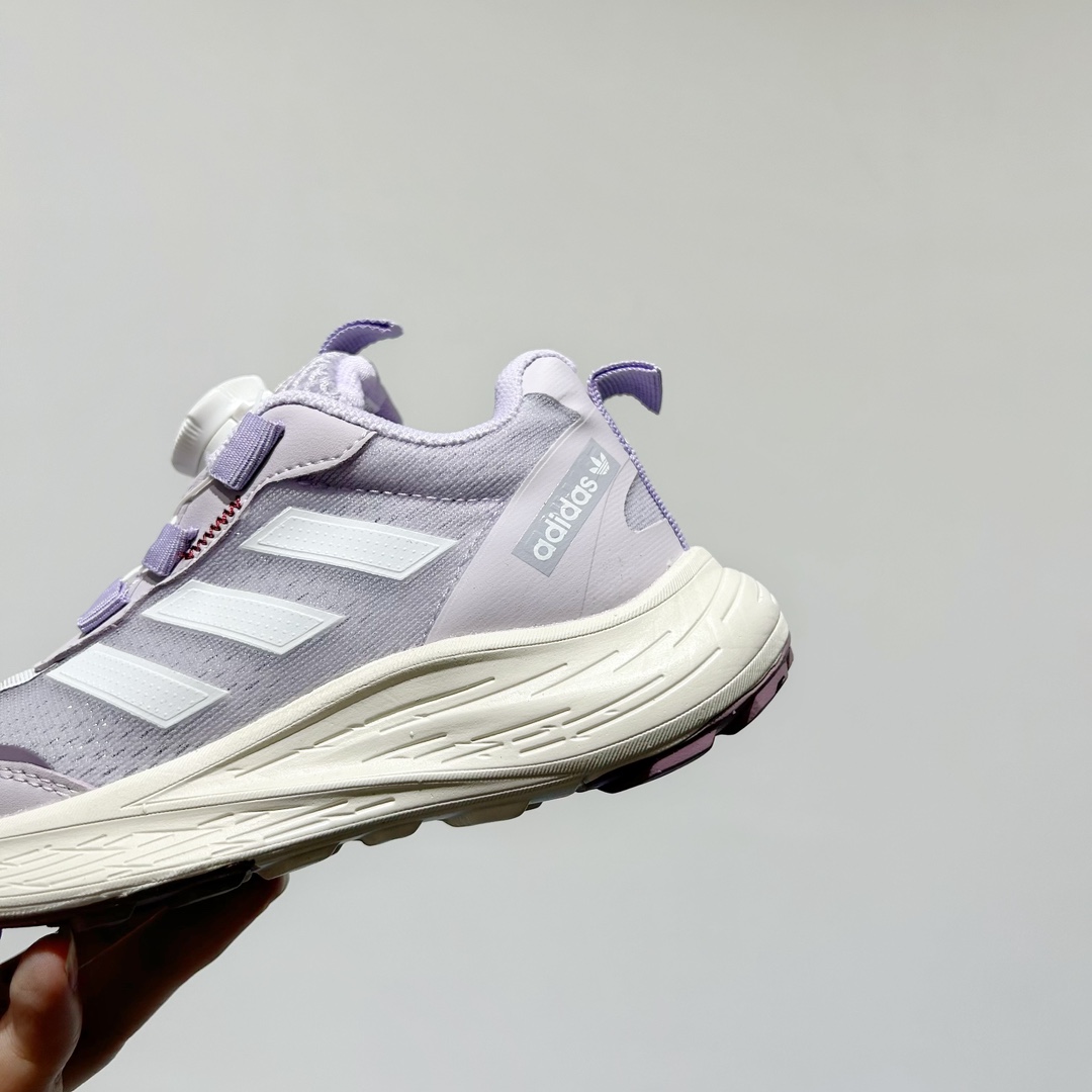 图片[8]-🔗 阿迪旋转钮扣单网儿童运动鞋 尺码：26-37码 经典三条纹锁扣❤️ 老爹款式设计，百搭又时髦🆒 优质面料拼接，质感满满💯 耐磨防滑轮胎底，脚感超赞👍🏻 旋转扣设计，方便小朋友穿脱，鞋身超多透气孔包裹性舒适度拉满！中底设计不光提高整体颜值，还让脚感更软弹！运动一定要穿它！脚感绝了！-选品中心