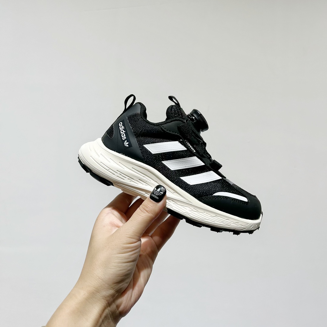 图片[2]-🔗 阿迪旋转钮扣单网儿童运动鞋 尺码：26-37码 经典三条纹锁扣❤️ 老爹款式设计，百搭又时髦🆒 优质面料拼接，质感满满💯 耐磨防滑轮胎底，脚感超赞👍🏻 旋转扣设计，方便小朋友穿脱，鞋身超多透气孔包裹性舒适度拉满！中底设计不光提高整体颜值，还让脚感更软弹！运动一定要穿它！脚感绝了！-选品中心