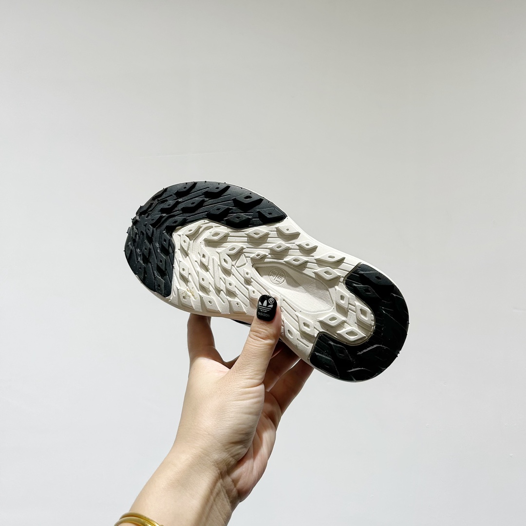 图片[9]-🔗 阿迪旋转钮扣单网儿童运动鞋 尺码：26-37码 经典三条纹锁扣❤️ 老爹款式设计，百搭又时髦🆒 优质面料拼接，质感满满💯 耐磨防滑轮胎底，脚感超赞👍🏻 旋转扣设计，方便小朋友穿脱，鞋身超多透气孔包裹性舒适度拉满！中底设计不光提高整体颜值，还让脚感更软弹！运动一定要穿它！脚感绝了！-选品中心