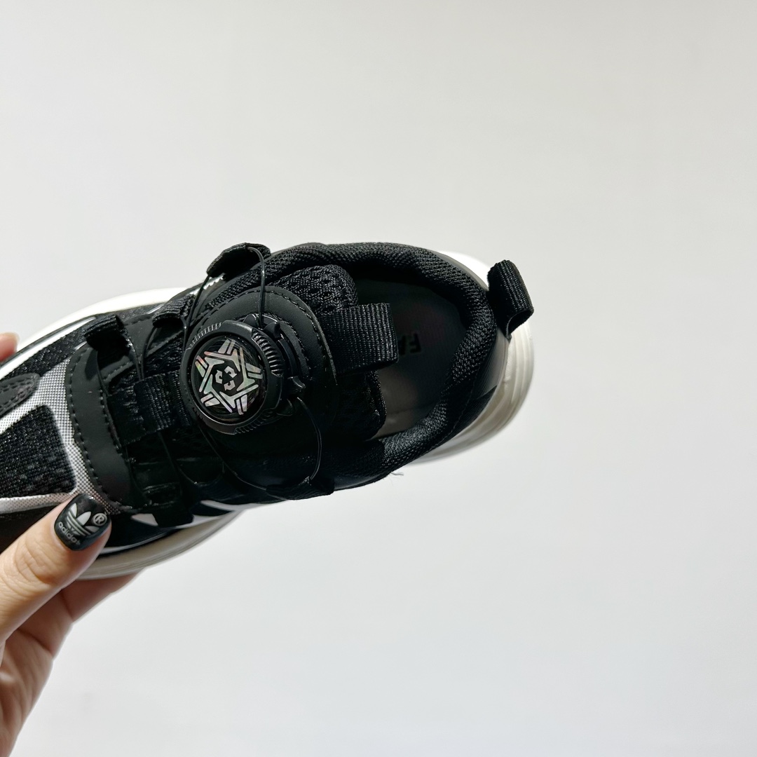 图片[7]-🔗 阿迪旋转钮扣单网儿童运动鞋 尺码：26-37码 经典三条纹锁扣❤️ 老爹款式设计，百搭又时髦🆒 优质面料拼接，质感满满💯 耐磨防滑轮胎底，脚感超赞👍🏻 旋转扣设计，方便小朋友穿脱，鞋身超多透气孔包裹性舒适度拉满！中底设计不光提高整体颜值，还让脚感更软弹！运动一定要穿它！脚感绝了！-选品中心