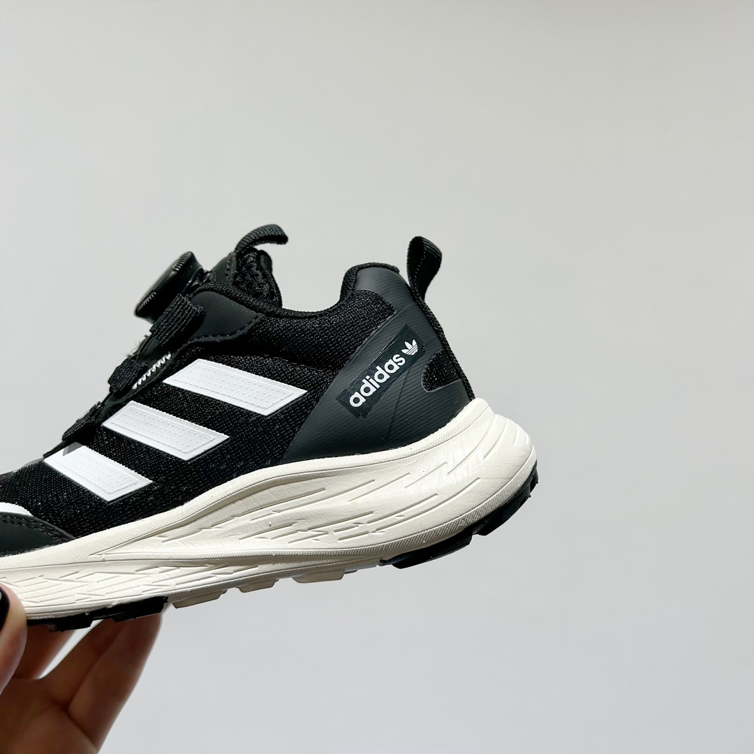 图片[8]-🔗 阿迪旋转钮扣单网儿童运动鞋 尺码：26-37码 经典三条纹锁扣❤️ 老爹款式设计，百搭又时髦🆒 优质面料拼接，质感满满💯 耐磨防滑轮胎底，脚感超赞👍🏻 旋转扣设计，方便小朋友穿脱，鞋身超多透气孔包裹性舒适度拉满！中底设计不光提高整体颜值，还让脚感更软弹！运动一定要穿它！脚感绝了！-选品中心