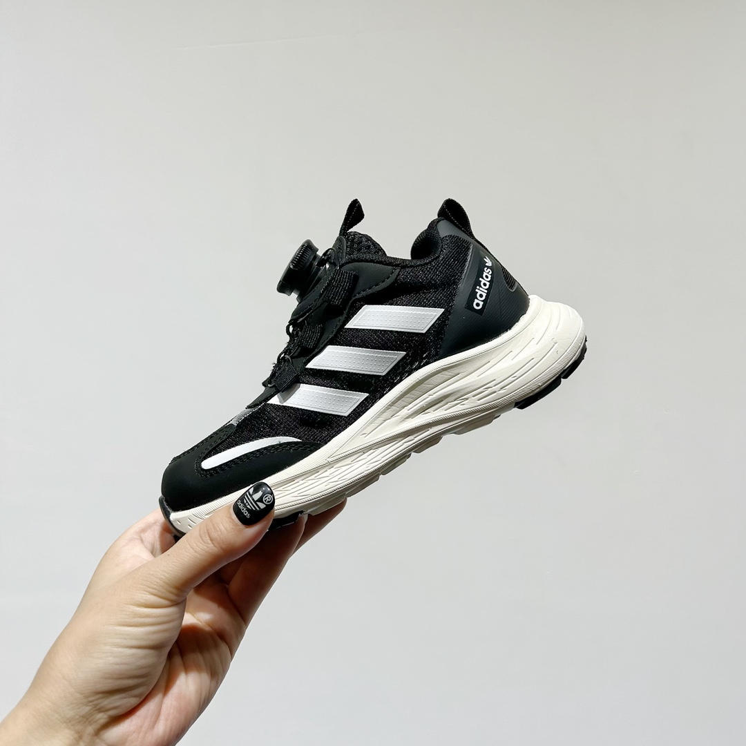 图片[4]-🔗 阿迪旋转钮扣单网儿童运动鞋 尺码：26-37码 经典三条纹锁扣❤️ 老爹款式设计，百搭又时髦🆒 优质面料拼接，质感满满💯 耐磨防滑轮胎底，脚感超赞👍🏻 旋转扣设计，方便小朋友穿脱，鞋身超多透气孔包裹性舒适度拉满！中底设计不光提高整体颜值，还让脚感更软弹！运动一定要穿它！脚感绝了！-选品中心