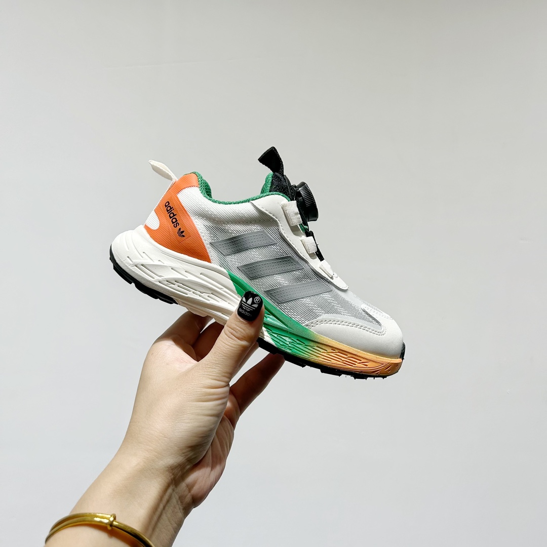 图片[2]-🔗 阿迪旋转钮扣单网儿童运动鞋 尺码：26-37码 经典三条纹锁扣❤️ 老爹款式设计，百搭又时髦🆒 优质面料拼接，质感满满💯 耐磨防滑轮胎底，脚感超赞👍🏻 旋转扣设计，方便小朋友穿脱，鞋身超多透气孔包裹性舒适度拉满！中底设计不光提高整体颜值，还让脚感更软弹！运动一定要穿它！脚感绝了！-选品中心