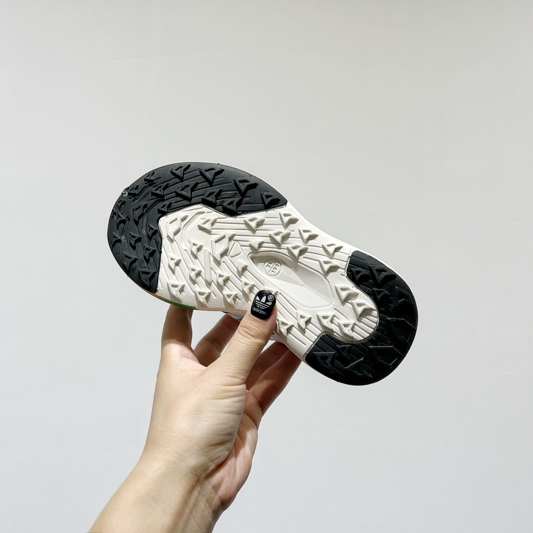 图片[9]-🔗 阿迪旋转钮扣单网儿童运动鞋 尺码：26-37码 经典三条纹锁扣❤️ 老爹款式设计，百搭又时髦🆒 优质面料拼接，质感满满💯 耐磨防滑轮胎底，脚感超赞👍🏻 旋转扣设计，方便小朋友穿脱，鞋身超多透气孔包裹性舒适度拉满！中底设计不光提高整体颜值，还让脚感更软弹！运动一定要穿它！脚感绝了！-选品中心