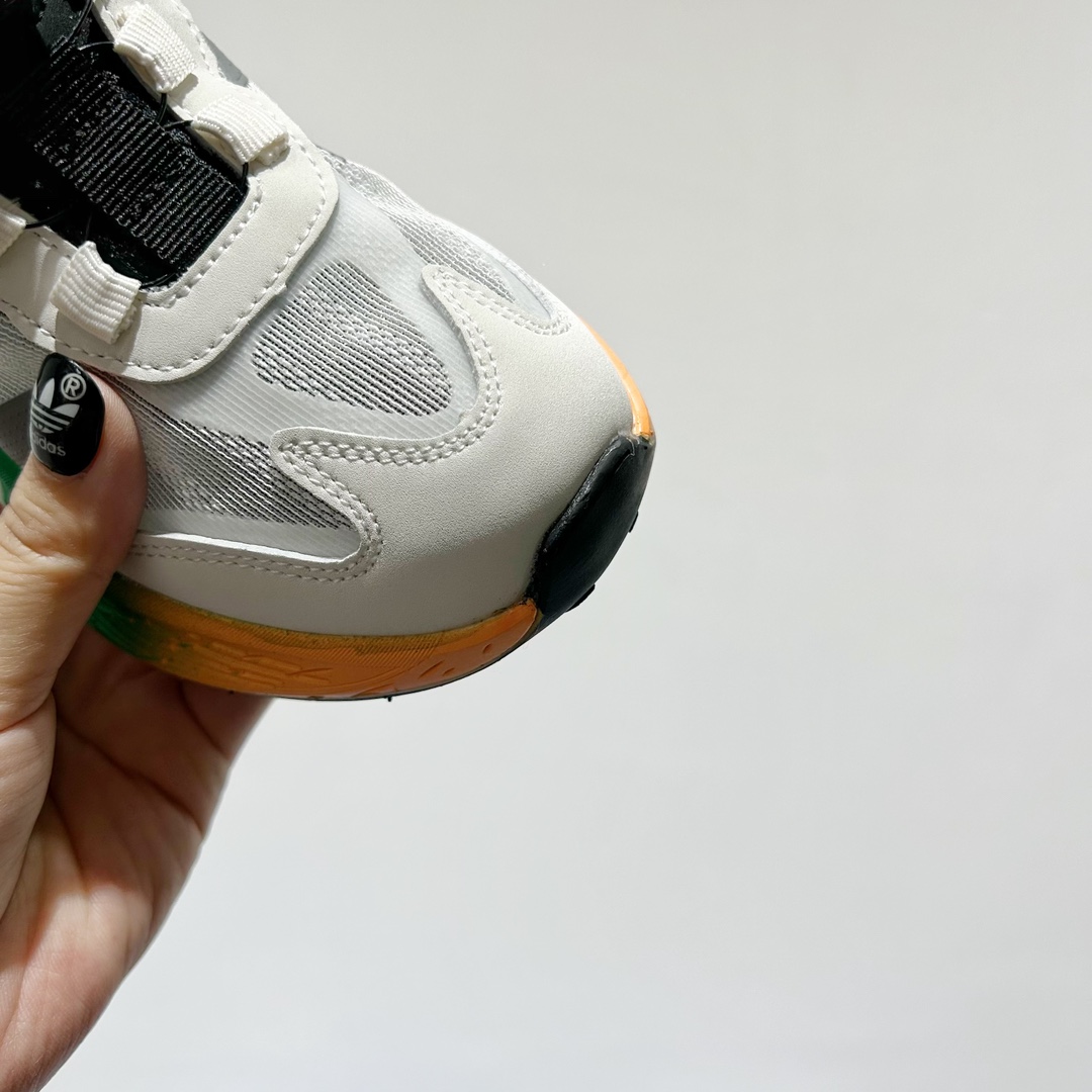 图片[5]-🔗 阿迪旋转钮扣单网儿童运动鞋 尺码：26-37码 经典三条纹锁扣❤️ 老爹款式设计，百搭又时髦🆒 优质面料拼接，质感满满💯 耐磨防滑轮胎底，脚感超赞👍🏻 旋转扣设计，方便小朋友穿脱，鞋身超多透气孔包裹性舒适度拉满！中底设计不光提高整体颜值，还让脚感更软弹！运动一定要穿它！脚感绝了！-选品中心