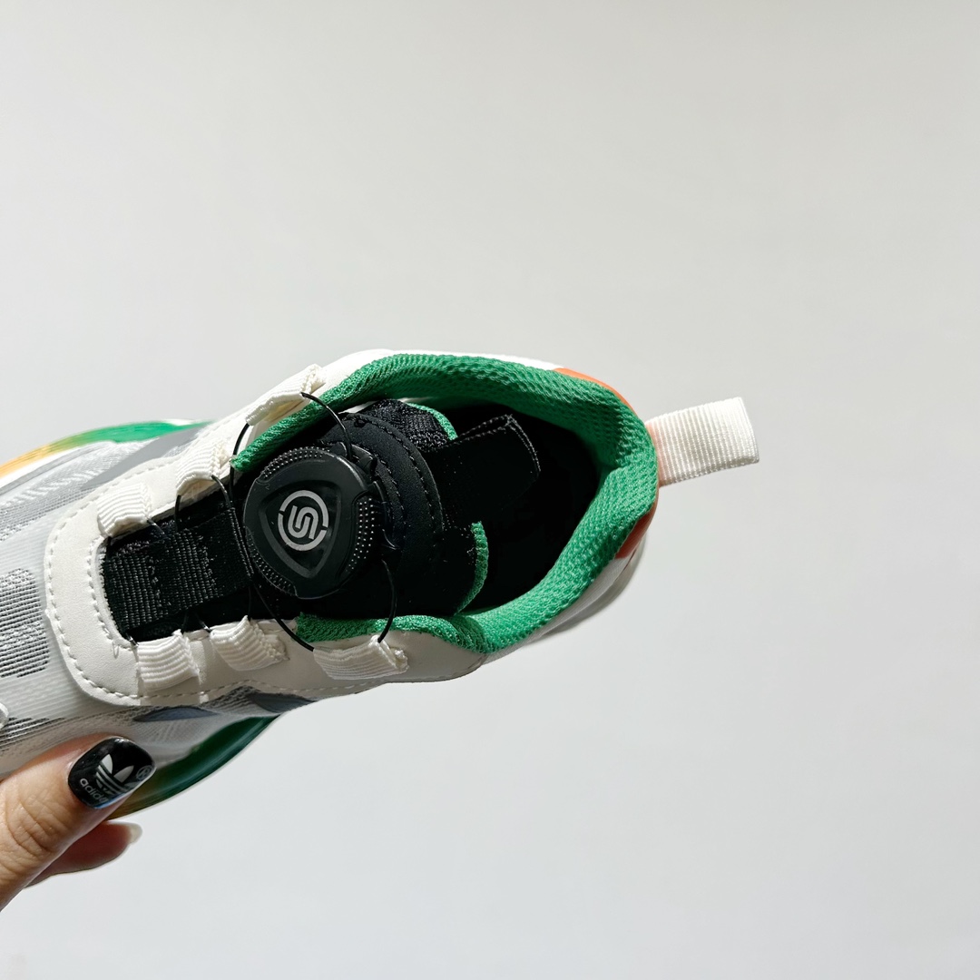 图片[7]-🔗 阿迪旋转钮扣单网儿童运动鞋 尺码：26-37码 经典三条纹锁扣❤️ 老爹款式设计，百搭又时髦🆒 优质面料拼接，质感满满💯 耐磨防滑轮胎底，脚感超赞👍🏻 旋转扣设计，方便小朋友穿脱，鞋身超多透气孔包裹性舒适度拉满！中底设计不光提高整体颜值，还让脚感更软弹！运动一定要穿它！脚感绝了！-选品中心