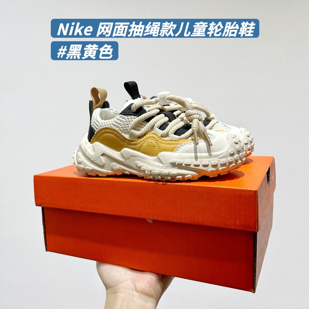 🚦配色合集🔻 🔗 NK网面抽绳款儿童轮胎鞋 尺码：26-36码 👟 采用Nk标志性的网眼设计，就像透气的夏日天空，让小脚丫自由呼吸，不再有闷热烦恼。🌞 让他们在户外探索世界时，感受到无比的自在与活力。🌿 🧦 抽绳设计不仅时尚，而且方便穿脱，即使是最忙碌的早晨，也能快速帮他们搞定。⏰ 小手一拉，鞋子就乖乖就位，省时又贴心。 🛡️ 耐磨的轮胎橡胶鞋底，像小小勇士的盾牌，保护他们免受任何小石子或粗糙地面的伤害。🛡️ 无论是公园小径还是 ** 追逐，都能稳如磐石。-选品中心