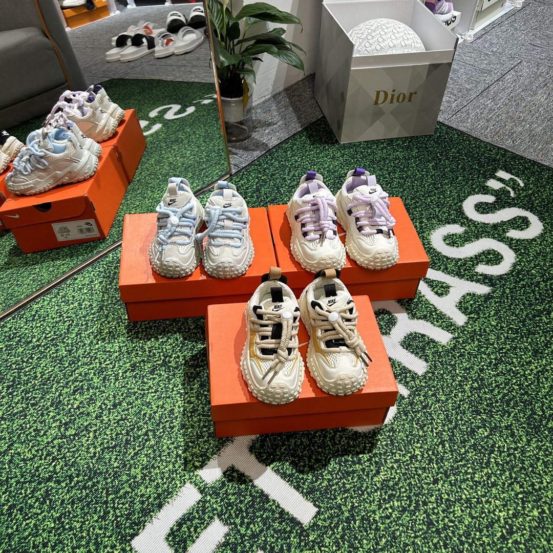 图片[6]-🚦配色合集🔻 🔗 NK网面抽绳款儿童轮胎鞋 尺码：26-36码 👟 采用Nk标志性的网眼设计，就像透气的夏日天空，让小脚丫自由呼吸，不再有闷热烦恼。🌞 让他们在户外探索世界时，感受到无比的自在与活力。🌿 🧦 抽绳设计不仅时尚，而且方便穿脱，即使是最忙碌的早晨，也能快速帮他们搞定。⏰ 小手一拉，鞋子就乖乖就位，省时又贴心。 🛡️ 耐磨的轮胎橡胶鞋底，像小小勇士的盾牌，保护他们免受任何小石子或粗糙地面的伤害。🛡️ 无论是公园小径还是 ** 追逐，都能稳如磐石。-选品中心