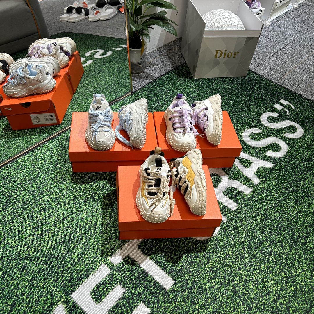 图片[5]-🚦配色合集🔻 🔗 NK网面抽绳款儿童轮胎鞋 尺码：26-36码 👟 采用Nk标志性的网眼设计，就像透气的夏日天空，让小脚丫自由呼吸，不再有闷热烦恼。🌞 让他们在户外探索世界时，感受到无比的自在与活力。🌿 🧦 抽绳设计不仅时尚，而且方便穿脱，即使是最忙碌的早晨，也能快速帮他们搞定。⏰ 小手一拉，鞋子就乖乖就位，省时又贴心。 🛡️ 耐磨的轮胎橡胶鞋底，像小小勇士的盾牌，保护他们免受任何小石子或粗糙地面的伤害。🛡️ 无论是公园小径还是 ** 追逐，都能稳如磐石。-选品中心