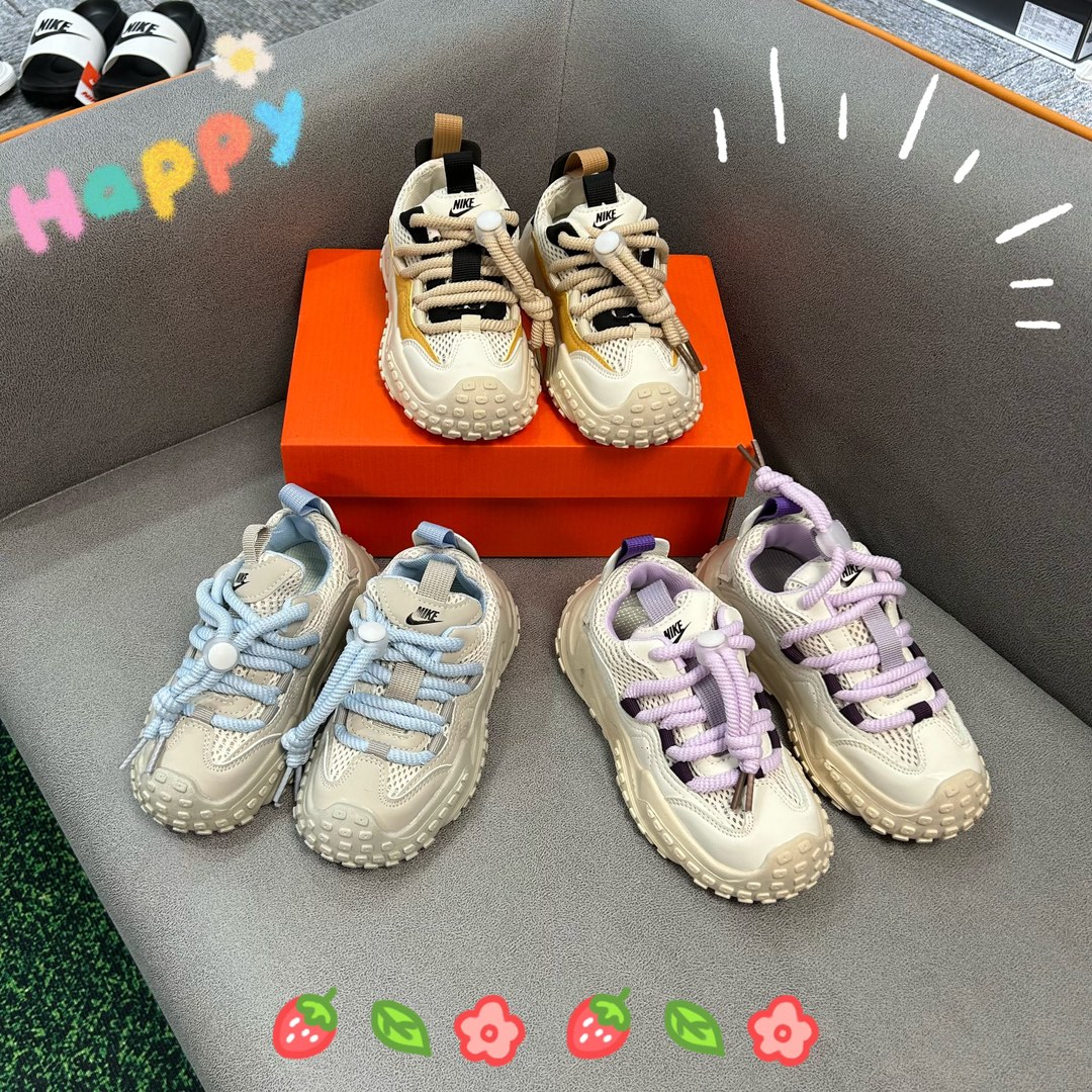 图片[8]-🚦配色合集🔻 🔗 NK网面抽绳款儿童轮胎鞋 尺码：26-36码 👟 采用Nk标志性的网眼设计，就像透气的夏日天空，让小脚丫自由呼吸，不再有闷热烦恼。🌞 让他们在户外探索世界时，感受到无比的自在与活力。🌿 🧦 抽绳设计不仅时尚，而且方便穿脱，即使是最忙碌的早晨，也能快速帮他们搞定。⏰ 小手一拉，鞋子就乖乖就位，省时又贴心。 🛡️ 耐磨的轮胎橡胶鞋底，像小小勇士的盾牌，保护他们免受任何小石子或粗糙地面的伤害。🛡️ 无论是公园小径还是 ** 追逐，都能稳如磐石。-选品中心