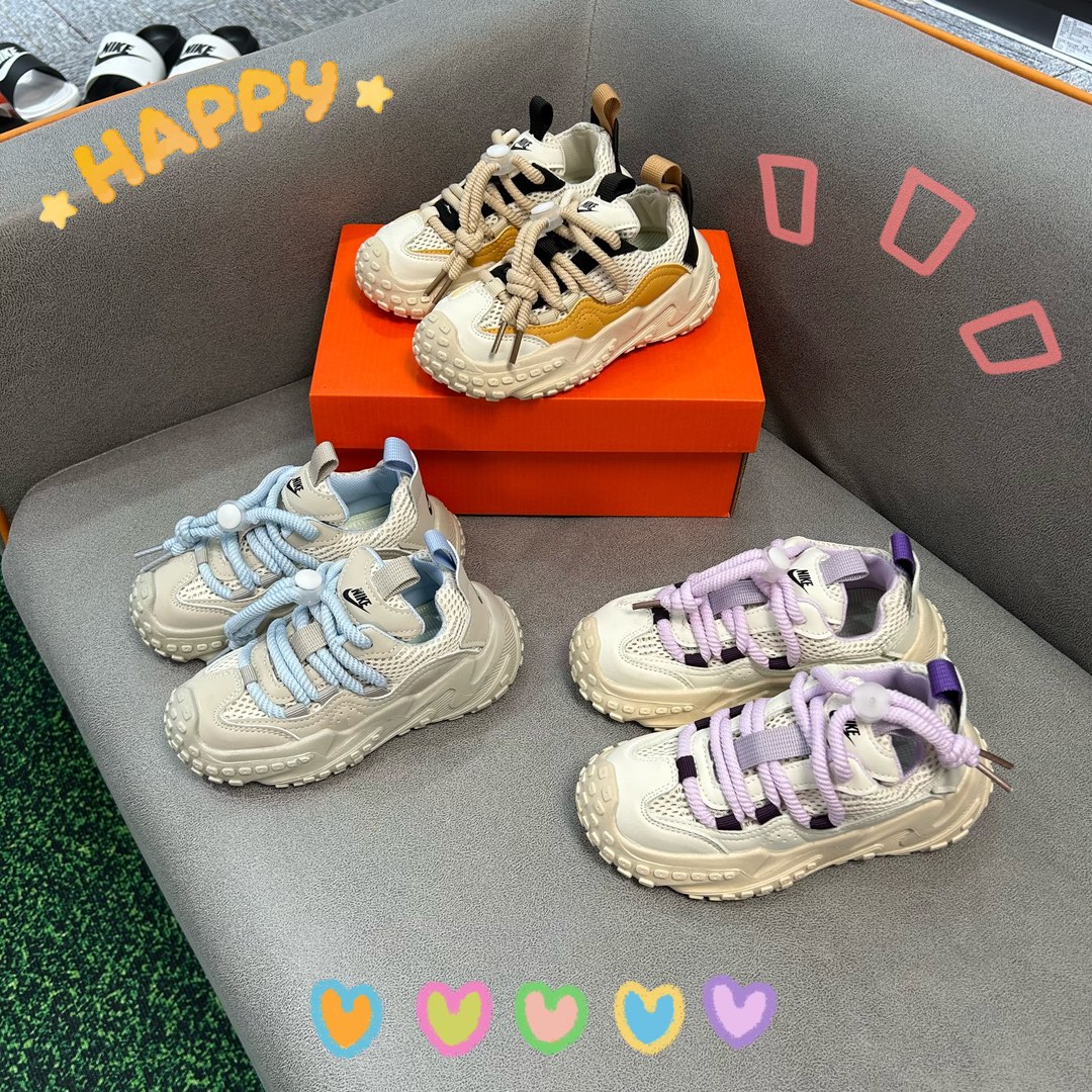 图片[9]-🚦配色合集🔻 🔗 NK网面抽绳款儿童轮胎鞋 尺码：26-36码 👟 采用Nk标志性的网眼设计，就像透气的夏日天空，让小脚丫自由呼吸，不再有闷热烦恼。🌞 让他们在户外探索世界时，感受到无比的自在与活力。🌿 🧦 抽绳设计不仅时尚，而且方便穿脱，即使是最忙碌的早晨，也能快速帮他们搞定。⏰ 小手一拉，鞋子就乖乖就位，省时又贴心。 🛡️ 耐磨的轮胎橡胶鞋底，像小小勇士的盾牌，保护他们免受任何小石子或粗糙地面的伤害。🛡️ 无论是公园小径还是 ** 追逐，都能稳如磐石。-选品中心