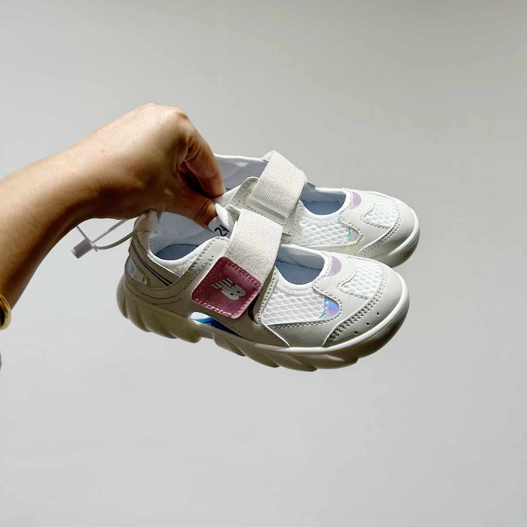 🔗 NB920网面魔术贴儿童凉鞋 尺码：24-35码 🎉【夏日必购🌟】让宝宝踩出萌翻天的小步伐👶✨——新款NB920网面魔术贴儿童凉鞋✨👣 🌞 NB920童鞋设计超贴心👶🎈，轻盈网布如同微风拂过足尖🍃，给小脚丫透气空间。 🌈 经典魔术贴设计👀，穿脱方便快捷，告别繁琐的鞋带时刻👶快手，宝宝动手行动力大增，自信行走每一步🏡💨。 🧶 舒适软底 弹性缓震，呵护宝宝的小脚丫🍂💕。🎨 多样颜色供挑选🌈-选品中心