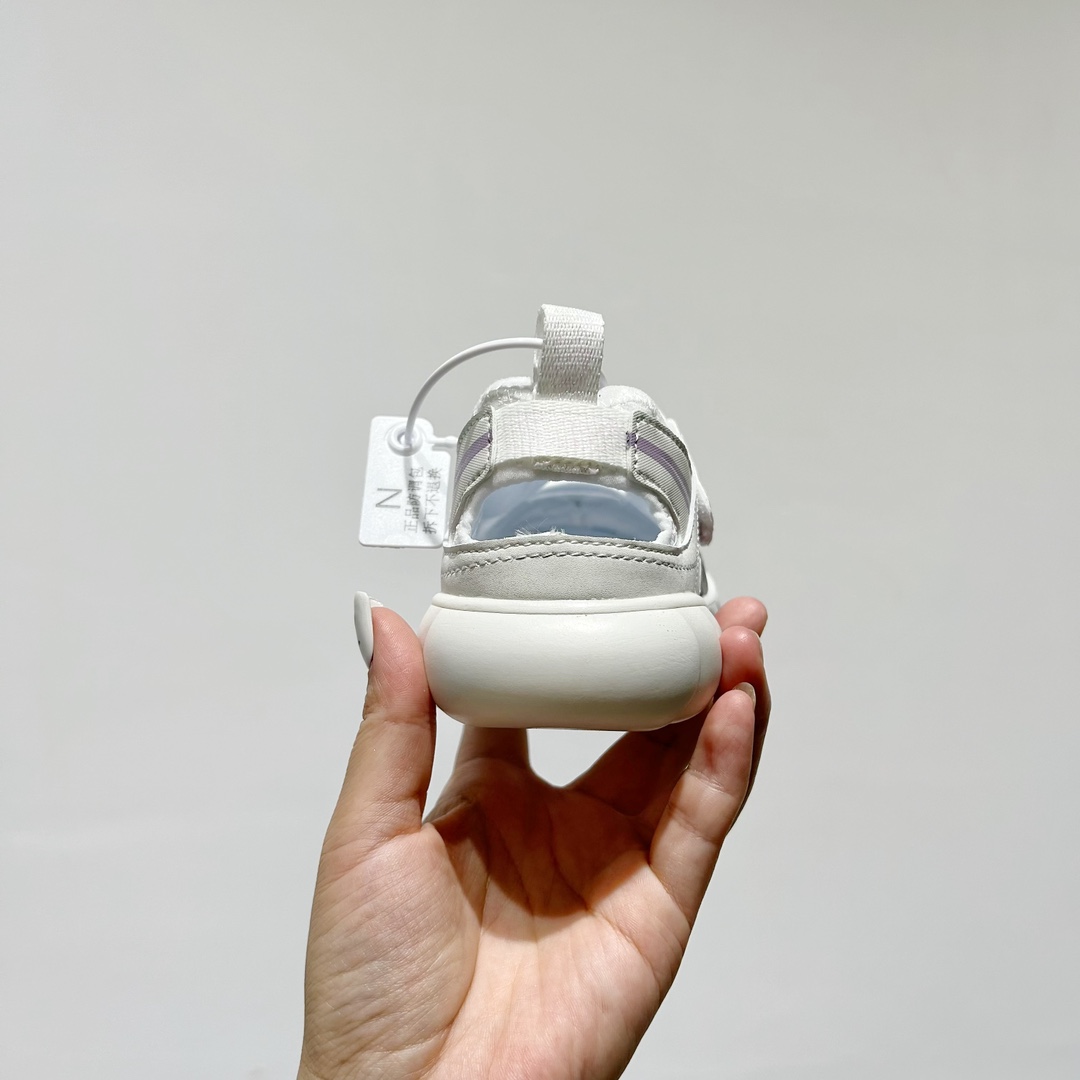 图片[6]-🔗 NB920网面魔术贴儿童凉鞋 尺码：24-35码 🎉【夏日必购🌟】让宝宝踩出萌翻天的小步伐👶✨——新款NB920网面魔术贴儿童凉鞋✨👣 🌞 NB920童鞋设计超贴心👶🎈，轻盈网布如同微风拂过足尖🍃，给小脚丫透气空间。 🌈 经典魔术贴设计👀，穿脱方便快捷，告别繁琐的鞋带时刻👶快手，宝宝动手行动力大增，自信行走每一步🏡💨。 🧶 舒适软底 弹性缓震，呵护宝宝的小脚丫🍂💕。🎨 多样颜色供挑选🌈-选品中心