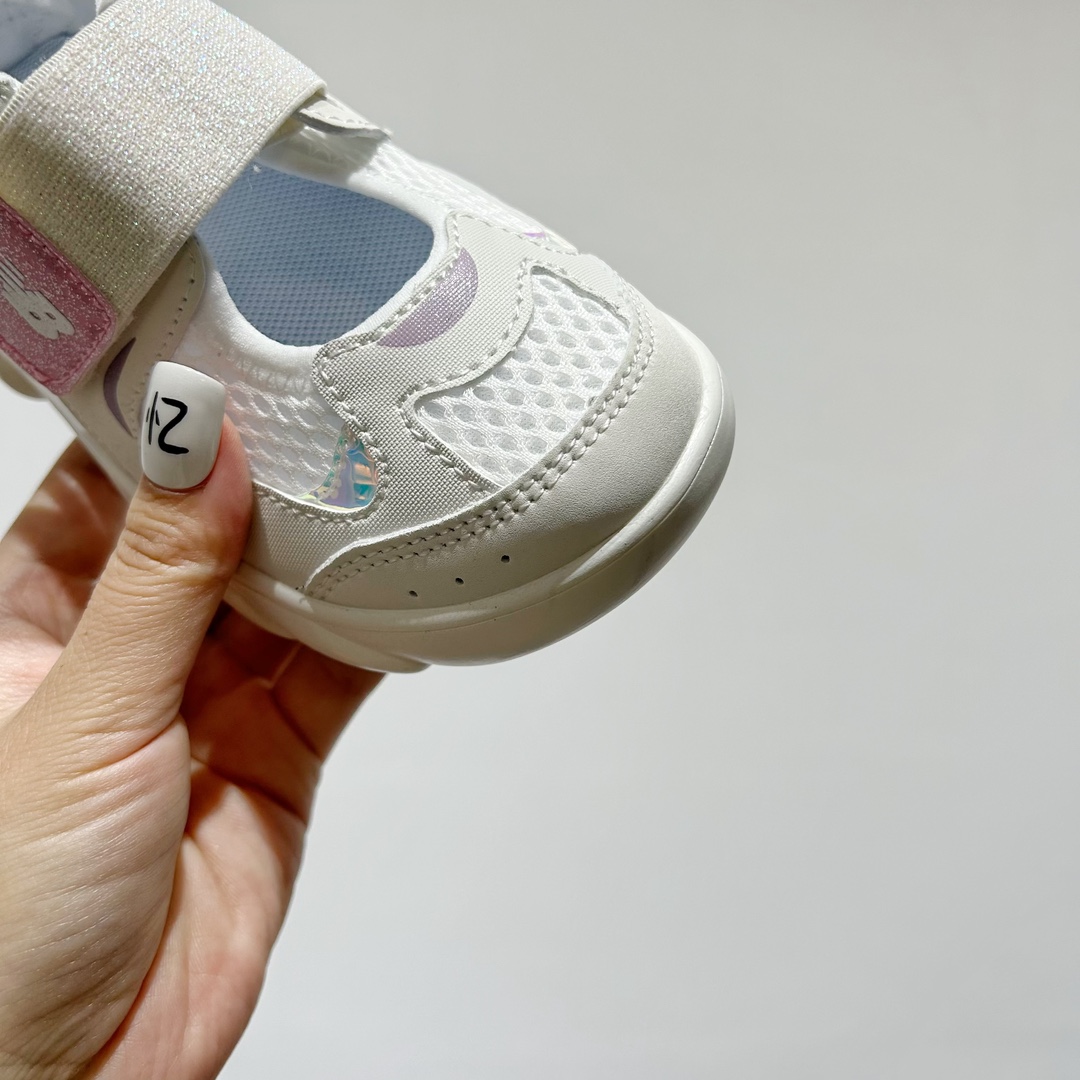 图片[5]-🔗 NB920网面魔术贴儿童凉鞋 尺码：24-35码 🎉【夏日必购🌟】让宝宝踩出萌翻天的小步伐👶✨——新款NB920网面魔术贴儿童凉鞋✨👣 🌞 NB920童鞋设计超贴心👶🎈，轻盈网布如同微风拂过足尖🍃，给小脚丫透气空间。 🌈 经典魔术贴设计👀，穿脱方便快捷，告别繁琐的鞋带时刻👶快手，宝宝动手行动力大增，自信行走每一步🏡💨。 🧶 舒适软底 弹性缓震，呵护宝宝的小脚丫🍂💕。🎨 多样颜色供挑选🌈-选品中心