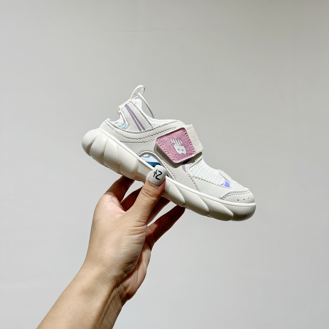 图片[2]-🔗 NB920网面魔术贴儿童凉鞋 尺码：24-35码 🎉【夏日必购🌟】让宝宝踩出萌翻天的小步伐👶✨——新款NB920网面魔术贴儿童凉鞋✨👣 🌞 NB920童鞋设计超贴心👶🎈，轻盈网布如同微风拂过足尖🍃，给小脚丫透气空间。 🌈 经典魔术贴设计👀，穿脱方便快捷，告别繁琐的鞋带时刻👶快手，宝宝动手行动力大增，自信行走每一步🏡💨。 🧶 舒适软底 弹性缓震，呵护宝宝的小脚丫🍂💕。🎨 多样颜色供挑选🌈-选品中心