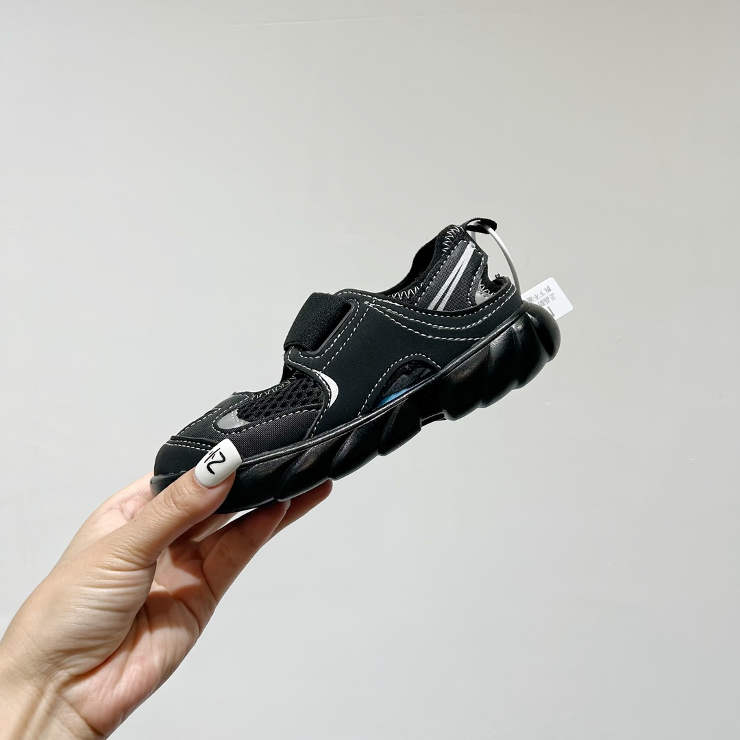 图片[4]-🔗 NB920网面魔术贴儿童凉鞋 尺码：24-35码 🎉【夏日必购🌟】让宝宝踩出萌翻天的小步伐👶✨——新款NB920网面魔术贴儿童凉鞋✨👣 🌞 NB920童鞋设计超贴心👶🎈，轻盈网布如同微风拂过足尖🍃，给小脚丫透气空间。 🌈 经典魔术贴设计👀，穿脱方便快捷，告别繁琐的鞋带时刻👶快手，宝宝动手行动力大增，自信行走每一步🏡💨。 🧶 舒适软底 弹性缓震，呵护宝宝的小脚丫🍂💕。🎨 多样颜色供挑选🌈-选品中心