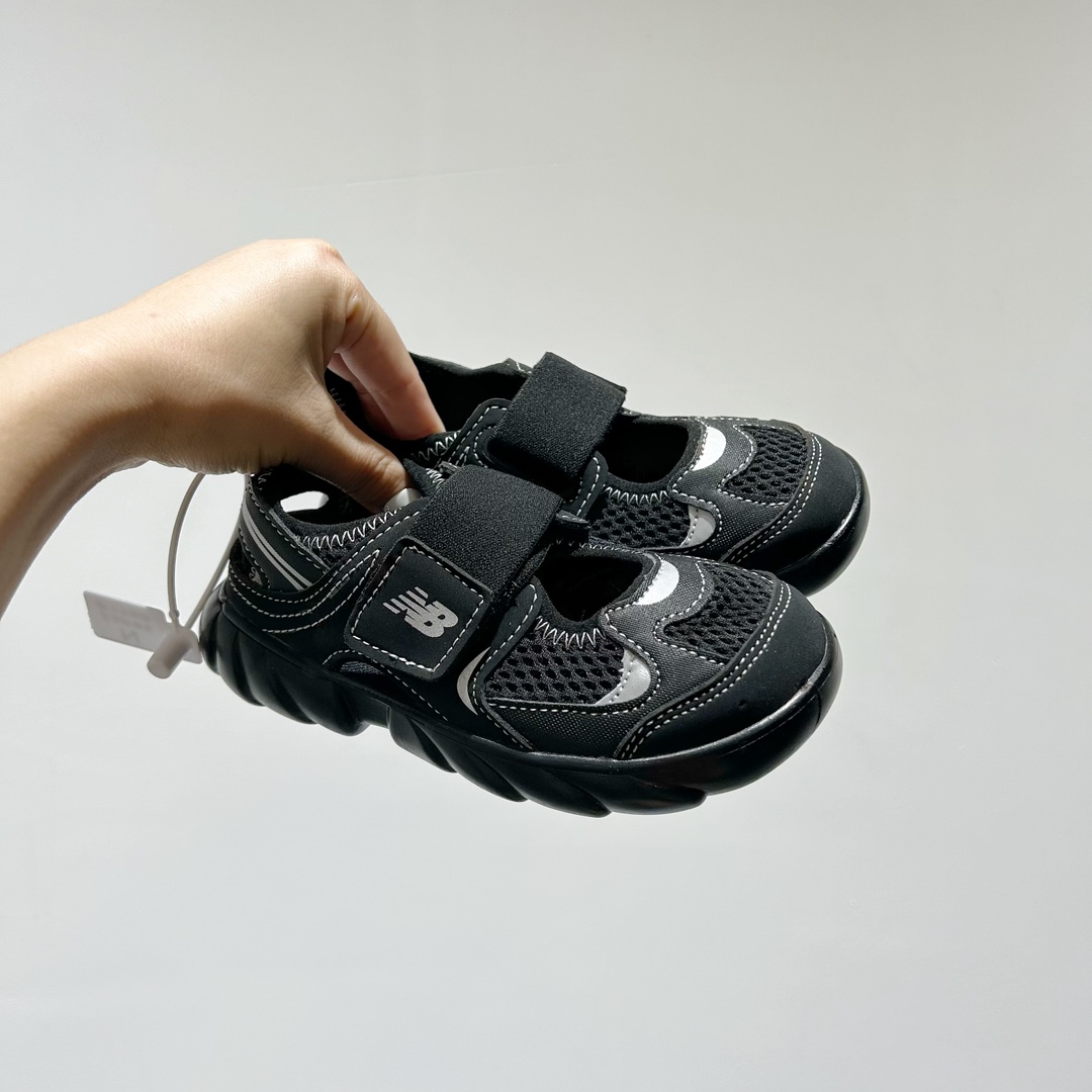 🔗 NB920网面魔术贴儿童凉鞋 尺码：24-35码 🎉【夏日必购🌟】让宝宝踩出萌翻天的小步伐👶✨——新款NB920网面魔术贴儿童凉鞋✨👣 🌞 NB920童鞋设计超贴心👶🎈，轻盈网布如同微风拂过足尖🍃，给小脚丫透气空间。 🌈 经典魔术贴设计👀，穿脱方便快捷，告别繁琐的鞋带时刻👶快手，宝宝动手行动力大增，自信行走每一步🏡💨。 🧶 舒适软底 弹性缓震，呵护宝宝的小脚丫🍂💕。🎨 多样颜色供挑选🌈-选品中心