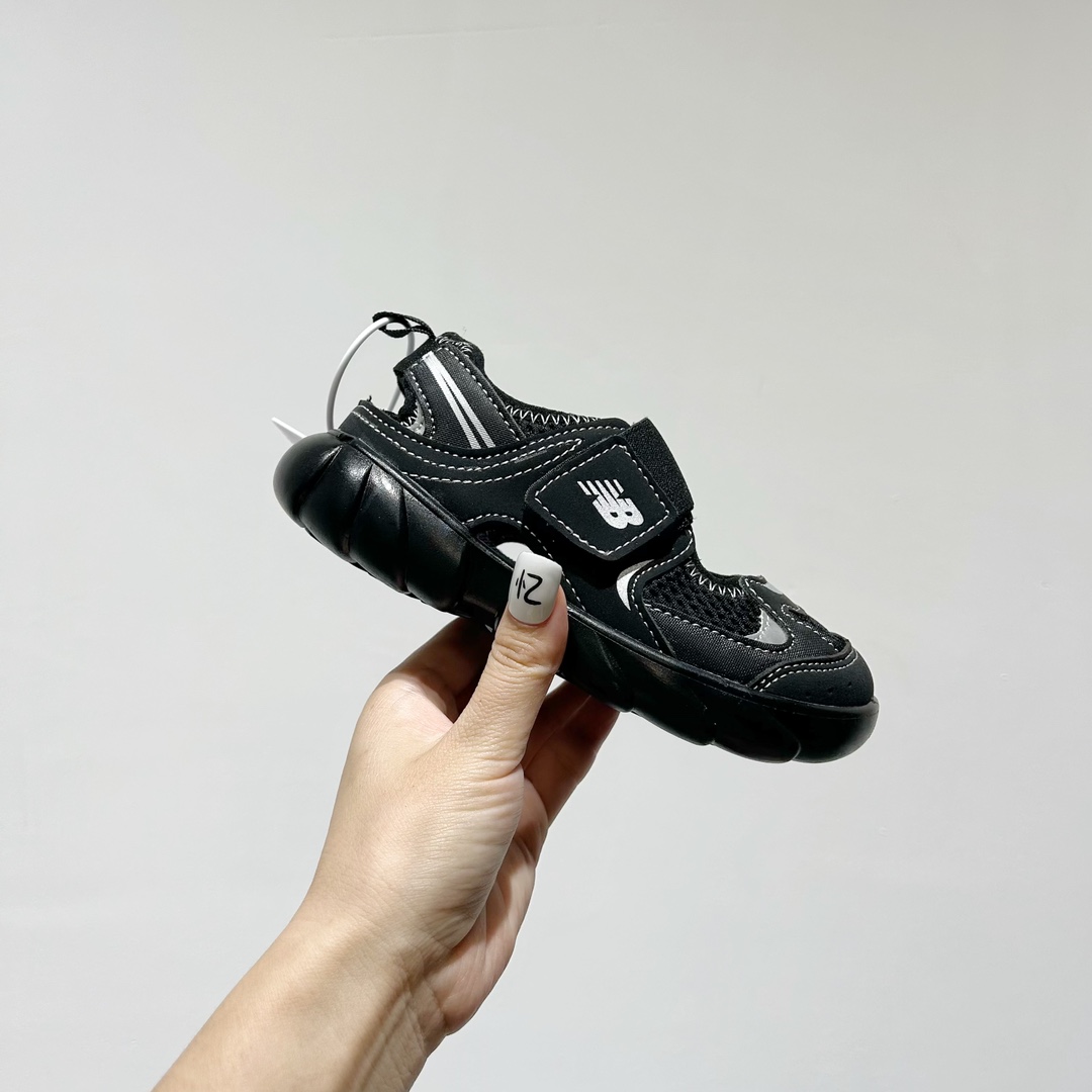 图片[2]-🔗 NB920网面魔术贴儿童凉鞋 尺码：24-35码 🎉【夏日必购🌟】让宝宝踩出萌翻天的小步伐👶✨——新款NB920网面魔术贴儿童凉鞋✨👣 🌞 NB920童鞋设计超贴心👶🎈，轻盈网布如同微风拂过足尖🍃，给小脚丫透气空间。 🌈 经典魔术贴设计👀，穿脱方便快捷，告别繁琐的鞋带时刻👶快手，宝宝动手行动力大增，自信行走每一步🏡💨。 🧶 舒适软底 弹性缓震，呵护宝宝的小脚丫🍂💕。🎨 多样颜色供挑选🌈-选品中心