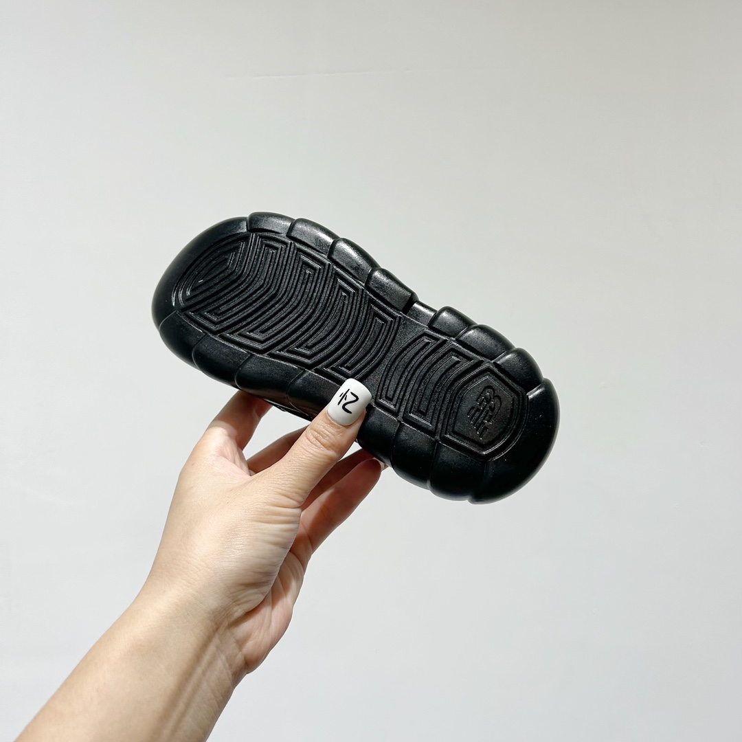 图片[9]-🔗 NB920网面魔术贴儿童凉鞋 尺码：24-35码 🎉【夏日必购🌟】让宝宝踩出萌翻天的小步伐👶✨——新款NB920网面魔术贴儿童凉鞋✨👣 🌞 NB920童鞋设计超贴心👶🎈，轻盈网布如同微风拂过足尖🍃，给小脚丫透气空间。 🌈 经典魔术贴设计👀，穿脱方便快捷，告别繁琐的鞋带时刻👶快手，宝宝动手行动力大增，自信行走每一步🏡💨。 🧶 舒适软底 弹性缓震，呵护宝宝的小脚丫🍂💕。🎨 多样颜色供挑选🌈-选品中心