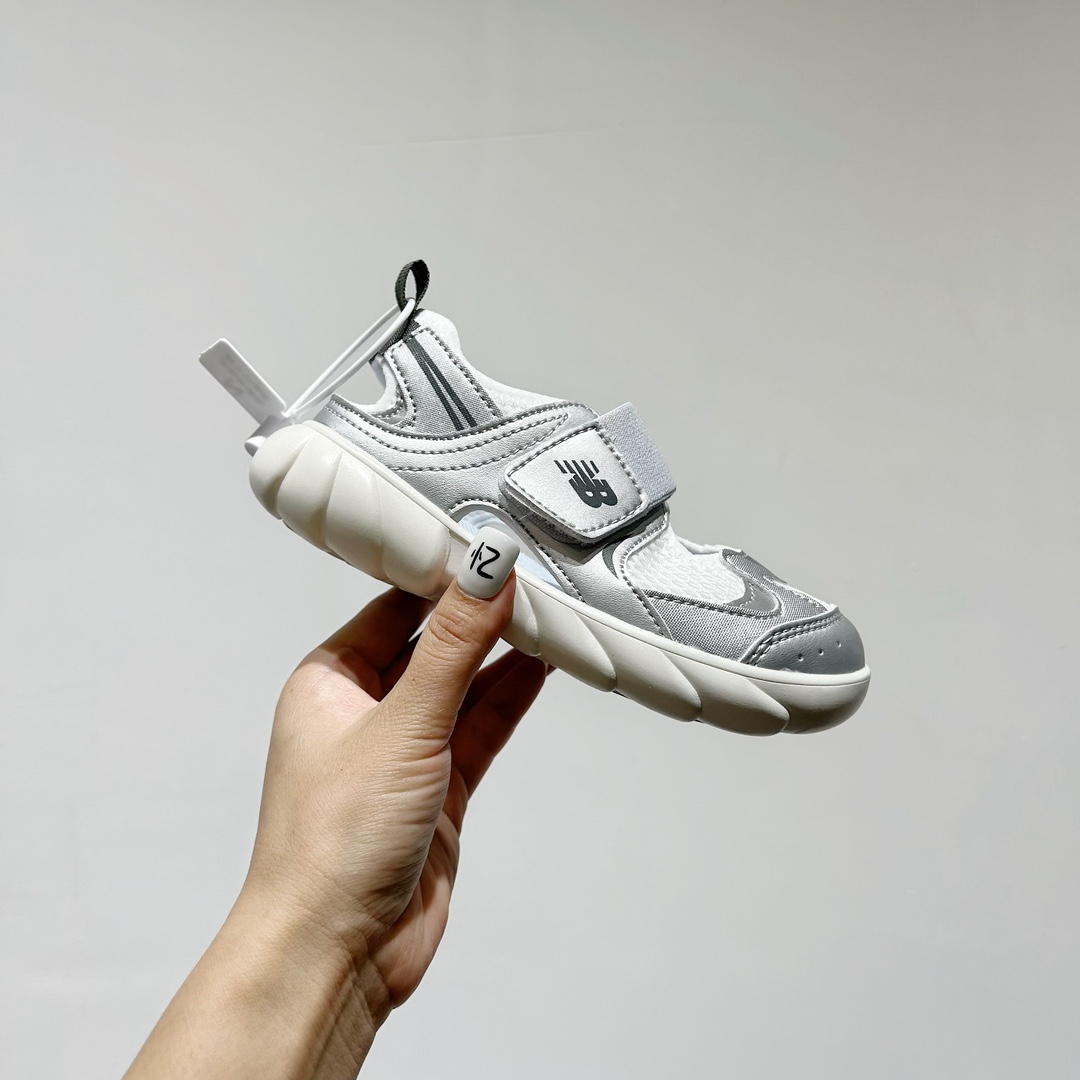 图片[2]-🔗 NB920网面魔术贴儿童凉鞋 尺码：24-35码 🎉【夏日必购🌟】让宝宝踩出萌翻天的小步伐👶✨——新款NB920网面魔术贴儿童凉鞋✨👣 🌞 NB920童鞋设计超贴心👶🎈，轻盈网布如同微风拂过足尖🍃，给小脚丫透气空间。 🌈 经典魔术贴设计👀，穿脱方便快捷，告别繁琐的鞋带时刻👶快手，宝宝动手行动力大增，自信行走每一步🏡💨。 🧶 舒适软底 弹性缓震，呵护宝宝的小脚丫🍂💕。🎨 多样颜色供挑选🌈-选品中心