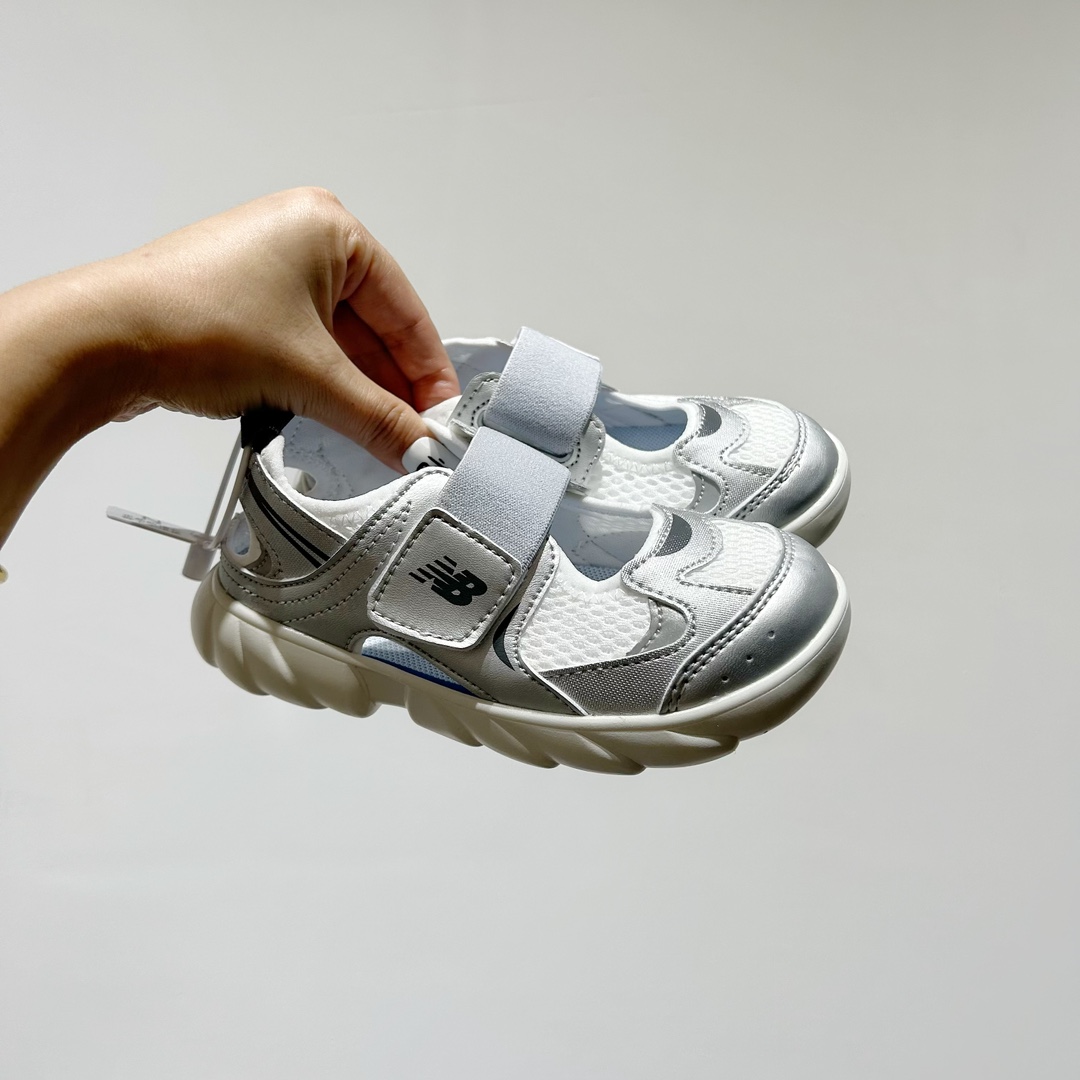 🔗 NB920网面魔术贴儿童凉鞋 尺码：24-35码 🎉【夏日必购🌟】让宝宝踩出萌翻天的小步伐👶✨——新款NB920网面魔术贴儿童凉鞋✨👣 🌞 NB920童鞋设计超贴心👶🎈，轻盈网布如同微风拂过足尖🍃，给小脚丫透气空间。 🌈 经典魔术贴设计👀，穿脱方便快捷，告别繁琐的鞋带时刻👶快手，宝宝动手行动力大增，自信行走每一步🏡💨。 🧶 舒适软底 弹性缓震，呵护宝宝的小脚丫🍂💕。🎨 多样颜色供挑选🌈-选品中心