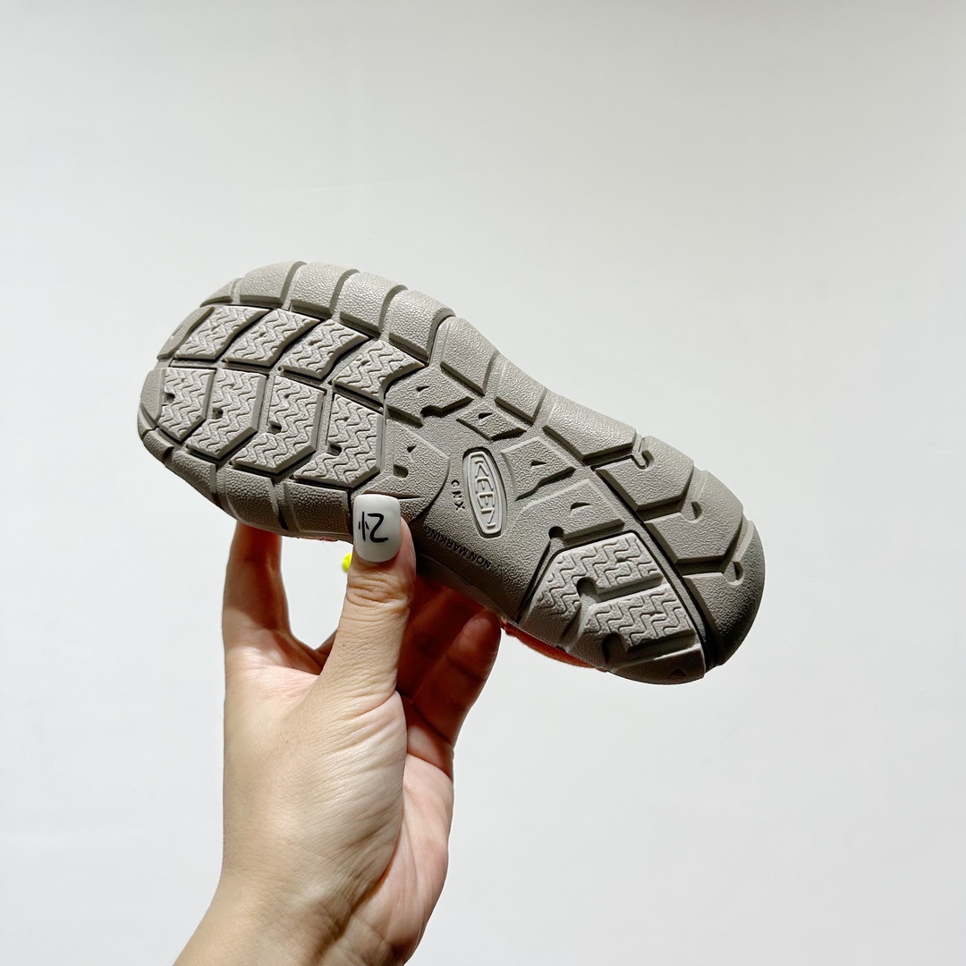 图片[9]-📍 海外版•KEEN二代轻便儿童溯溪凉鞋 尺码：24-37码 🚀【超萌新款！KEEN二代🌟儿童溯溪鞋👑，让探索变得更轻盈】🎒 😉 KEEN二代童鞋来啦！专为小小探险家们设计的溯溪凉鞋，轻便如风🍃，让每一步都充满乐趣。👣 🎈 漂亮外观，颜色丰富🌈，孩子们一眼就爱上！独特的鞋面设计，既时尚又实用，即使在小溪边嬉戏，也能保持脚干爽。🌊 💪 舒适体验是王道，KEEN二代采用柔软材质，贴合孩子的小脚丫，长时间行走也不累脚。内置缓震系统，保护成长中的小足部。👀 🧦 优质的抓地力橡胶鞋底，防滑耐磨，无论是森林小径还是湿滑石头，都能轻松应对。👣🌿-选品中心