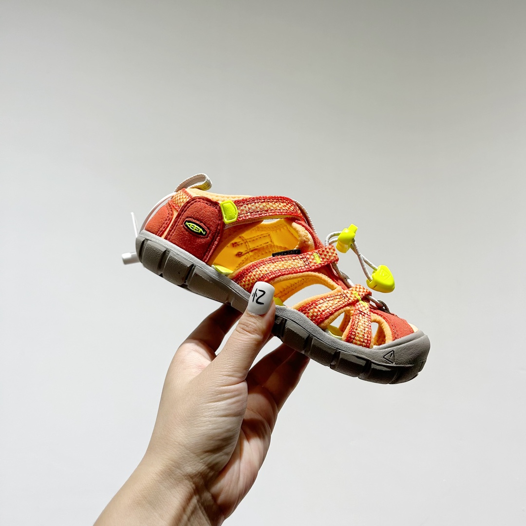 图片[2]-📍 海外版•KEEN二代轻便儿童溯溪凉鞋 尺码：24-37码 🚀【超萌新款！KEEN二代🌟儿童溯溪鞋👑，让探索变得更轻盈】🎒 😉 KEEN二代童鞋来啦！专为小小探险家们设计的溯溪凉鞋，轻便如风🍃，让每一步都充满乐趣。👣 🎈 漂亮外观，颜色丰富🌈，孩子们一眼就爱上！独特的鞋面设计，既时尚又实用，即使在小溪边嬉戏，也能保持脚干爽。🌊 💪 舒适体验是王道，KEEN二代采用柔软材质，贴合孩子的小脚丫，长时间行走也不累脚。内置缓震系统，保护成长中的小足部。👀 🧦 优质的抓地力橡胶鞋底，防滑耐磨，无论是森林小径还是湿滑石头，都能轻松应对。👣🌿-选品中心