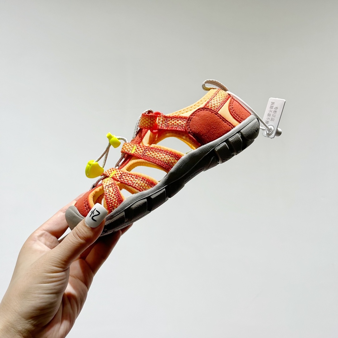 图片[4]-📍 海外版•KEEN二代轻便儿童溯溪凉鞋 尺码：24-37码 🚀【超萌新款！KEEN二代🌟儿童溯溪鞋👑，让探索变得更轻盈】🎒 😉 KEEN二代童鞋来啦！专为小小探险家们设计的溯溪凉鞋，轻便如风🍃，让每一步都充满乐趣。👣 🎈 漂亮外观，颜色丰富🌈，孩子们一眼就爱上！独特的鞋面设计，既时尚又实用，即使在小溪边嬉戏，也能保持脚干爽。🌊 💪 舒适体验是王道，KEEN二代采用柔软材质，贴合孩子的小脚丫，长时间行走也不累脚。内置缓震系统，保护成长中的小足部。👀 🧦 优质的抓地力橡胶鞋底，防滑耐磨，无论是森林小径还是湿滑石头，都能轻松应对。👣🌿-选品中心