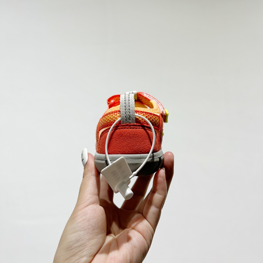 图片[6]-📍 海外版•KEEN二代轻便儿童溯溪凉鞋 尺码：24-37码 🚀【超萌新款！KEEN二代🌟儿童溯溪鞋👑，让探索变得更轻盈】🎒 😉 KEEN二代童鞋来啦！专为小小探险家们设计的溯溪凉鞋，轻便如风🍃，让每一步都充满乐趣。👣 🎈 漂亮外观，颜色丰富🌈，孩子们一眼就爱上！独特的鞋面设计，既时尚又实用，即使在小溪边嬉戏，也能保持脚干爽。🌊 💪 舒适体验是王道，KEEN二代采用柔软材质，贴合孩子的小脚丫，长时间行走也不累脚。内置缓震系统，保护成长中的小足部。👀 🧦 优质的抓地力橡胶鞋底，防滑耐磨，无论是森林小径还是湿滑石头，都能轻松应对。👣🌿-选品中心