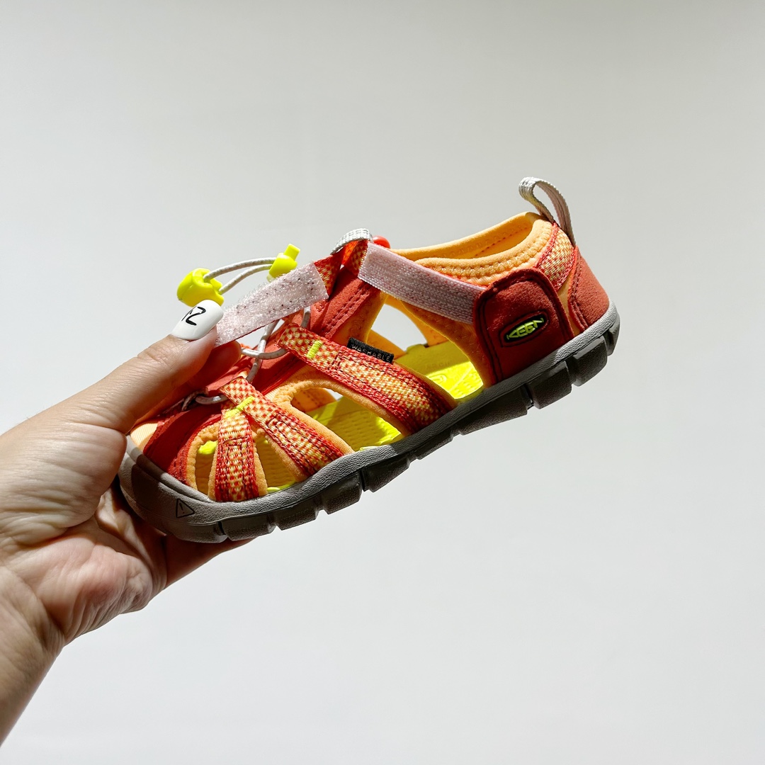 图片[7]-📍 海外版•KEEN二代轻便儿童溯溪凉鞋 尺码：24-37码 🚀【超萌新款！KEEN二代🌟儿童溯溪鞋👑，让探索变得更轻盈】🎒 😉 KEEN二代童鞋来啦！专为小小探险家们设计的溯溪凉鞋，轻便如风🍃，让每一步都充满乐趣。👣 🎈 漂亮外观，颜色丰富🌈，孩子们一眼就爱上！独特的鞋面设计，既时尚又实用，即使在小溪边嬉戏，也能保持脚干爽。🌊 💪 舒适体验是王道，KEEN二代采用柔软材质，贴合孩子的小脚丫，长时间行走也不累脚。内置缓震系统，保护成长中的小足部。👀 🧦 优质的抓地力橡胶鞋底，防滑耐磨，无论是森林小径还是湿滑石头，都能轻松应对。👣🌿-选品中心