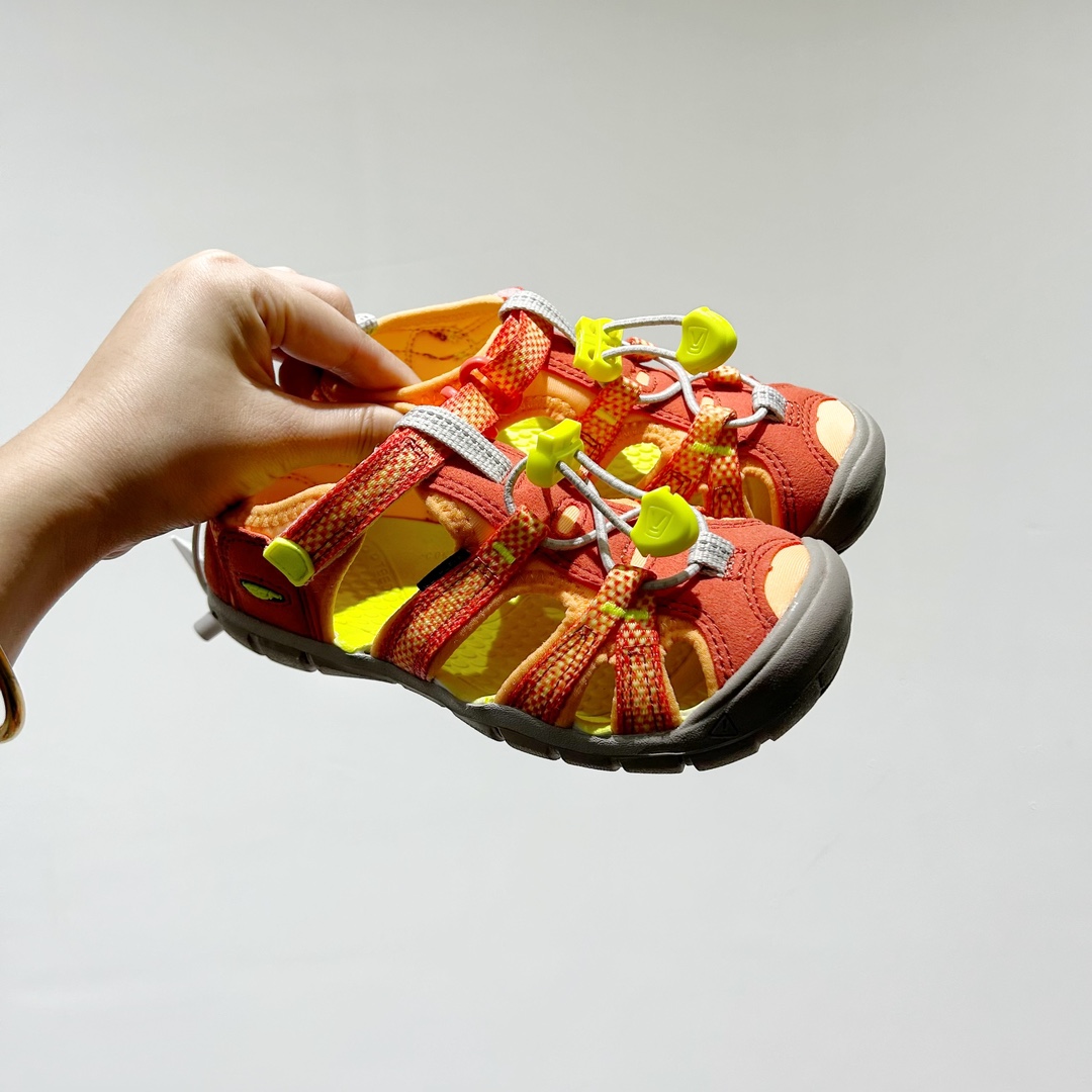 📍 海外版•KEEN二代轻便儿童溯溪凉鞋 尺码：24-37码 🚀【超萌新款！KEEN二代🌟儿童溯溪鞋👑，让探索变得更轻盈】🎒 😉 KEEN二代童鞋来啦！专为小小探险家们设计的溯溪凉鞋，轻便如风🍃，让每一步都充满乐趣。👣 🎈 漂亮外观，颜色丰富🌈，孩子们一眼就爱上！独特的鞋面设计，既时尚又实用，即使在小溪边嬉戏，也能保持脚干爽。🌊 💪 舒适体验是王道，KEEN二代采用柔软材质，贴合孩子的小脚丫，长时间行走也不累脚。内置缓震系统，保护成长中的小足部。👀 🧦 优质的抓地力橡胶鞋底，防滑耐磨，无论是森林小径还是湿滑石头，都能轻松应对。👣🌿-选品中心