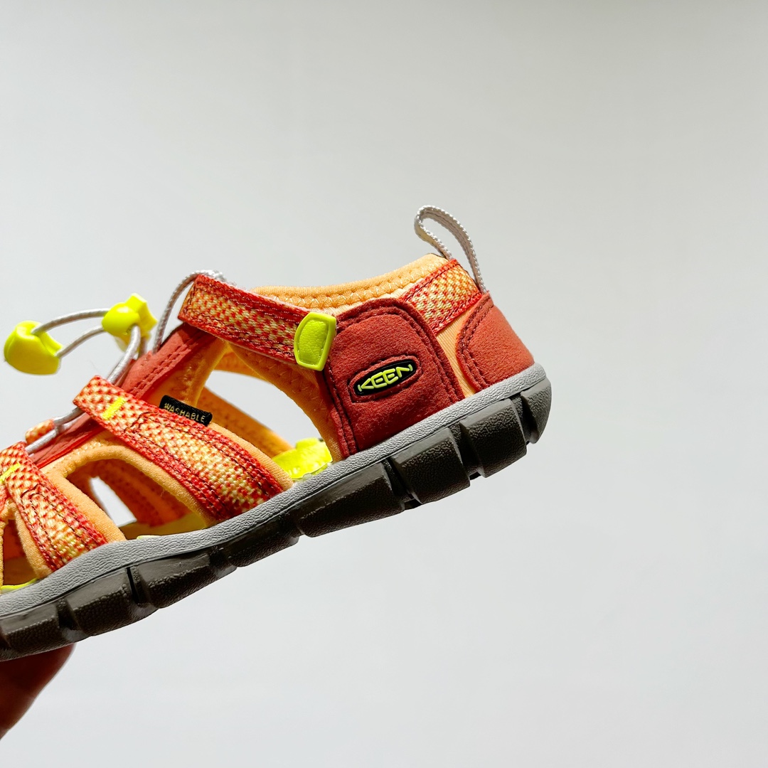 图片[8]-📍 海外版•KEEN二代轻便儿童溯溪凉鞋 尺码：24-37码 🚀【超萌新款！KEEN二代🌟儿童溯溪鞋👑，让探索变得更轻盈】🎒 😉 KEEN二代童鞋来啦！专为小小探险家们设计的溯溪凉鞋，轻便如风🍃，让每一步都充满乐趣。👣 🎈 漂亮外观，颜色丰富🌈，孩子们一眼就爱上！独特的鞋面设计，既时尚又实用，即使在小溪边嬉戏，也能保持脚干爽。🌊 💪 舒适体验是王道，KEEN二代采用柔软材质，贴合孩子的小脚丫，长时间行走也不累脚。内置缓震系统，保护成长中的小足部。👀 🧦 优质的抓地力橡胶鞋底，防滑耐磨，无论是森林小径还是湿滑石头，都能轻松应对。👣🌿-选品中心