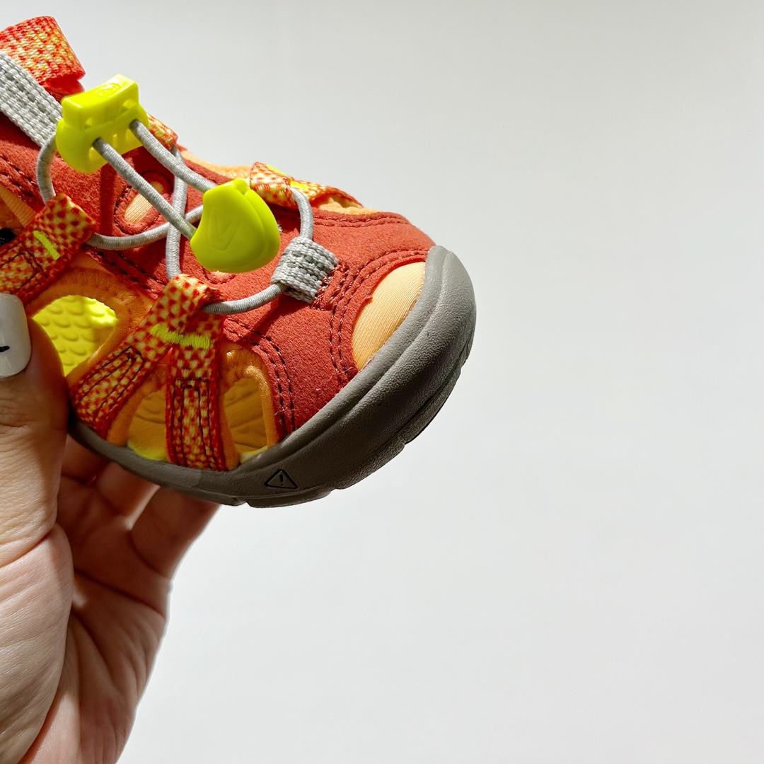 图片[5]-📍 海外版•KEEN二代轻便儿童溯溪凉鞋 尺码：24-37码 🚀【超萌新款！KEEN二代🌟儿童溯溪鞋👑，让探索变得更轻盈】🎒 😉 KEEN二代童鞋来啦！专为小小探险家们设计的溯溪凉鞋，轻便如风🍃，让每一步都充满乐趣。👣 🎈 漂亮外观，颜色丰富🌈，孩子们一眼就爱上！独特的鞋面设计，既时尚又实用，即使在小溪边嬉戏，也能保持脚干爽。🌊 💪 舒适体验是王道，KEEN二代采用柔软材质，贴合孩子的小脚丫，长时间行走也不累脚。内置缓震系统，保护成长中的小足部。👀 🧦 优质的抓地力橡胶鞋底，防滑耐磨，无论是森林小径还是湿滑石头，都能轻松应对。👣🌿-选品中心