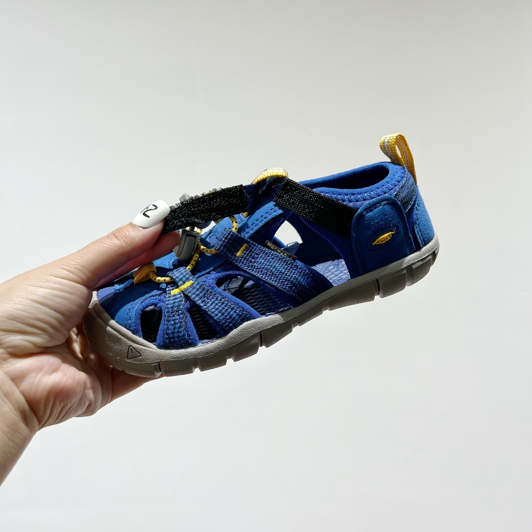 图片[7]-📍 海外版•KEEN二代轻便儿童溯溪凉鞋 尺码：24-37码 🚀【超萌新款！KEEN二代🌟儿童溯溪鞋👑，让探索变得更轻盈】🎒 😉 KEEN二代童鞋来啦！专为小小探险家们设计的溯溪凉鞋，轻便如风🍃，让每一步都充满乐趣。👣 🎈 漂亮外观，颜色丰富🌈，孩子们一眼就爱上！独特的鞋面设计，既时尚又实用，即使在小溪边嬉戏，也能保持脚干爽。🌊 💪 舒适体验是王道，KEEN二代采用柔软材质，贴合孩子的小脚丫，长时间行走也不累脚。内置缓震系统，保护成长中的小足部。👀 🧦 优质的抓地力橡胶鞋底，防滑耐磨，无论是森林小径还是湿滑石头，都能轻松应对。👣🌿-选品中心