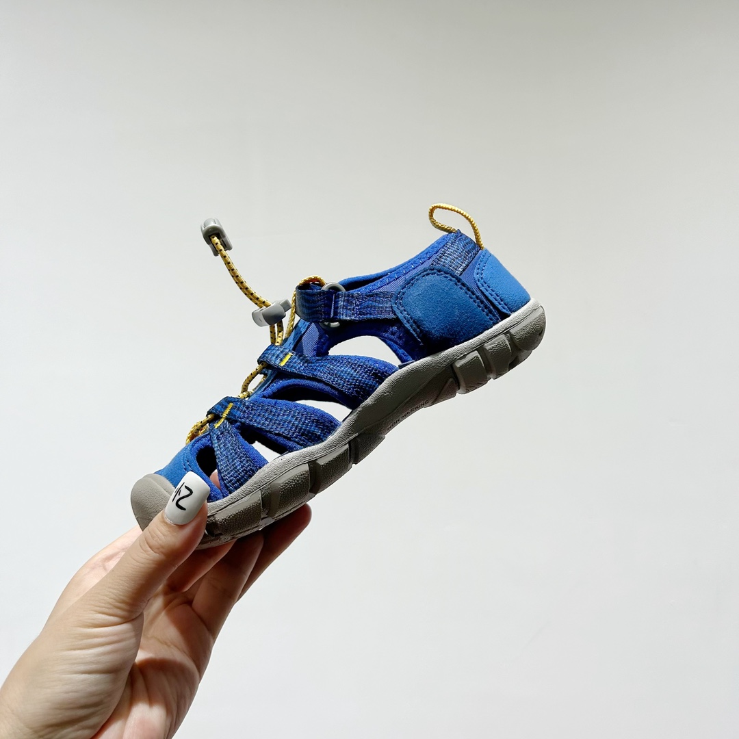 图片[4]-📍 海外版•KEEN二代轻便儿童溯溪凉鞋 尺码：24-37码 🚀【超萌新款！KEEN二代🌟儿童溯溪鞋👑，让探索变得更轻盈】🎒 😉 KEEN二代童鞋来啦！专为小小探险家们设计的溯溪凉鞋，轻便如风🍃，让每一步都充满乐趣。👣 🎈 漂亮外观，颜色丰富🌈，孩子们一眼就爱上！独特的鞋面设计，既时尚又实用，即使在小溪边嬉戏，也能保持脚干爽。🌊 💪 舒适体验是王道，KEEN二代采用柔软材质，贴合孩子的小脚丫，长时间行走也不累脚。内置缓震系统，保护成长中的小足部。👀 🧦 优质的抓地力橡胶鞋底，防滑耐磨，无论是森林小径还是湿滑石头，都能轻松应对。👣🌿-选品中心