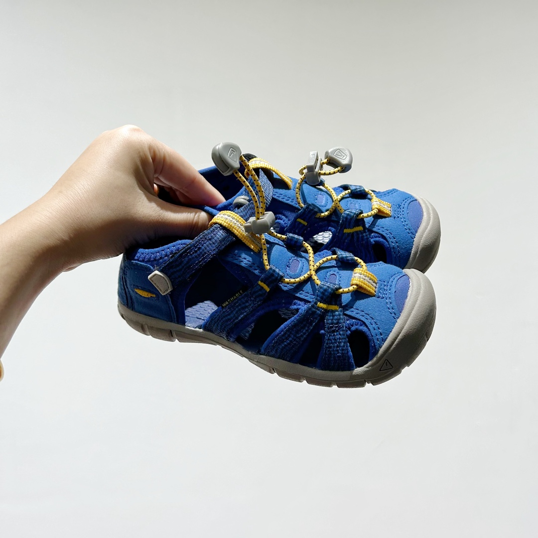 📍 海外版•KEEN二代轻便儿童溯溪凉鞋 尺码：24-37码 🚀【超萌新款！KEEN二代🌟儿童溯溪鞋👑，让探索变得更轻盈】🎒 😉 KEEN二代童鞋来啦！专为小小探险家们设计的溯溪凉鞋，轻便如风🍃，让每一步都充满乐趣。👣 🎈 漂亮外观，颜色丰富🌈，孩子们一眼就爱上！独特的鞋面设计，既时尚又实用，即使在小溪边嬉戏，也能保持脚干爽。🌊 💪 舒适体验是王道，KEEN二代采用柔软材质，贴合孩子的小脚丫，长时间行走也不累脚。内置缓震系统，保护成长中的小足部。👀 🧦 优质的抓地力橡胶鞋底，防滑耐磨，无论是森林小径还是湿滑石头，都能轻松应对。👣🌿-选品中心