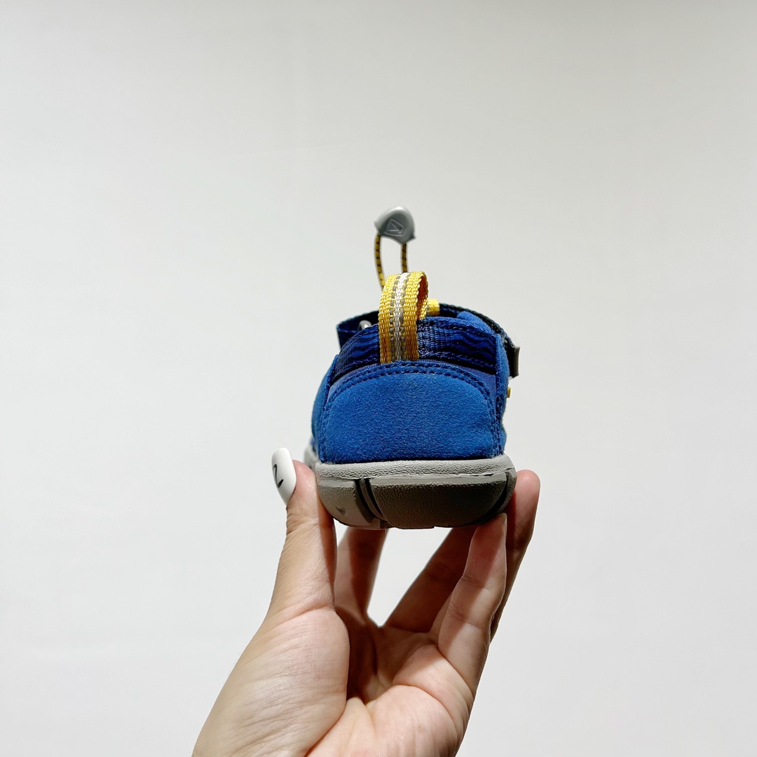 图片[6]-📍 海外版•KEEN二代轻便儿童溯溪凉鞋 尺码：24-37码 🚀【超萌新款！KEEN二代🌟儿童溯溪鞋👑，让探索变得更轻盈】🎒 😉 KEEN二代童鞋来啦！专为小小探险家们设计的溯溪凉鞋，轻便如风🍃，让每一步都充满乐趣。👣 🎈 漂亮外观，颜色丰富🌈，孩子们一眼就爱上！独特的鞋面设计，既时尚又实用，即使在小溪边嬉戏，也能保持脚干爽。🌊 💪 舒适体验是王道，KEEN二代采用柔软材质，贴合孩子的小脚丫，长时间行走也不累脚。内置缓震系统，保护成长中的小足部。👀 🧦 优质的抓地力橡胶鞋底，防滑耐磨，无论是森林小径还是湿滑石头，都能轻松应对。👣🌿-选品中心