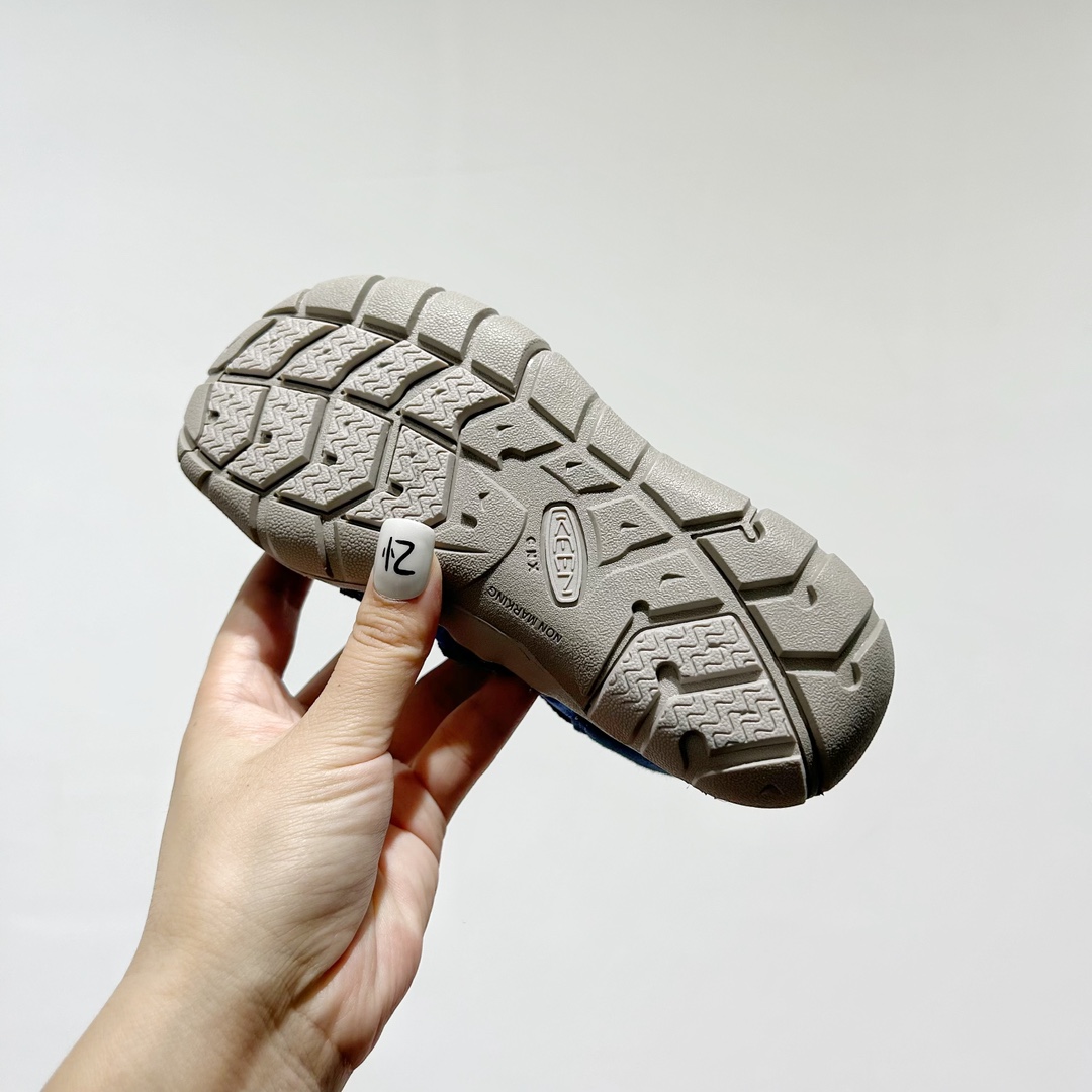 图片[9]-📍 海外版•KEEN二代轻便儿童溯溪凉鞋 尺码：24-37码 🚀【超萌新款！KEEN二代🌟儿童溯溪鞋👑，让探索变得更轻盈】🎒 😉 KEEN二代童鞋来啦！专为小小探险家们设计的溯溪凉鞋，轻便如风🍃，让每一步都充满乐趣。👣 🎈 漂亮外观，颜色丰富🌈，孩子们一眼就爱上！独特的鞋面设计，既时尚又实用，即使在小溪边嬉戏，也能保持脚干爽。🌊 💪 舒适体验是王道，KEEN二代采用柔软材质，贴合孩子的小脚丫，长时间行走也不累脚。内置缓震系统，保护成长中的小足部。👀 🧦 优质的抓地力橡胶鞋底，防滑耐磨，无论是森林小径还是湿滑石头，都能轻松应对。👣🌿-选品中心