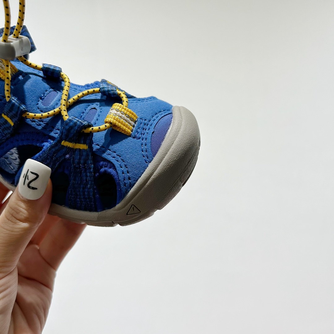 图片[5]-📍 海外版•KEEN二代轻便儿童溯溪凉鞋 尺码：24-37码 🚀【超萌新款！KEEN二代🌟儿童溯溪鞋👑，让探索变得更轻盈】🎒 😉 KEEN二代童鞋来啦！专为小小探险家们设计的溯溪凉鞋，轻便如风🍃，让每一步都充满乐趣。👣 🎈 漂亮外观，颜色丰富🌈，孩子们一眼就爱上！独特的鞋面设计，既时尚又实用，即使在小溪边嬉戏，也能保持脚干爽。🌊 💪 舒适体验是王道，KEEN二代采用柔软材质，贴合孩子的小脚丫，长时间行走也不累脚。内置缓震系统，保护成长中的小足部。👀 🧦 优质的抓地力橡胶鞋底，防滑耐磨，无论是森林小径还是湿滑石头，都能轻松应对。👣🌿-选品中心