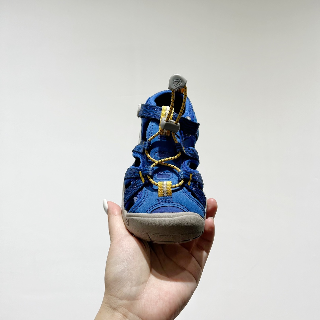 图片[3]-📍 海外版•KEEN二代轻便儿童溯溪凉鞋 尺码：24-37码 🚀【超萌新款！KEEN二代🌟儿童溯溪鞋👑，让探索变得更轻盈】🎒 😉 KEEN二代童鞋来啦！专为小小探险家们设计的溯溪凉鞋，轻便如风🍃，让每一步都充满乐趣。👣 🎈 漂亮外观，颜色丰富🌈，孩子们一眼就爱上！独特的鞋面设计，既时尚又实用，即使在小溪边嬉戏，也能保持脚干爽。🌊 💪 舒适体验是王道，KEEN二代采用柔软材质，贴合孩子的小脚丫，长时间行走也不累脚。内置缓震系统，保护成长中的小足部。👀 🧦 优质的抓地力橡胶鞋底，防滑耐磨，无论是森林小径还是湿滑石头，都能轻松应对。👣🌿-选品中心